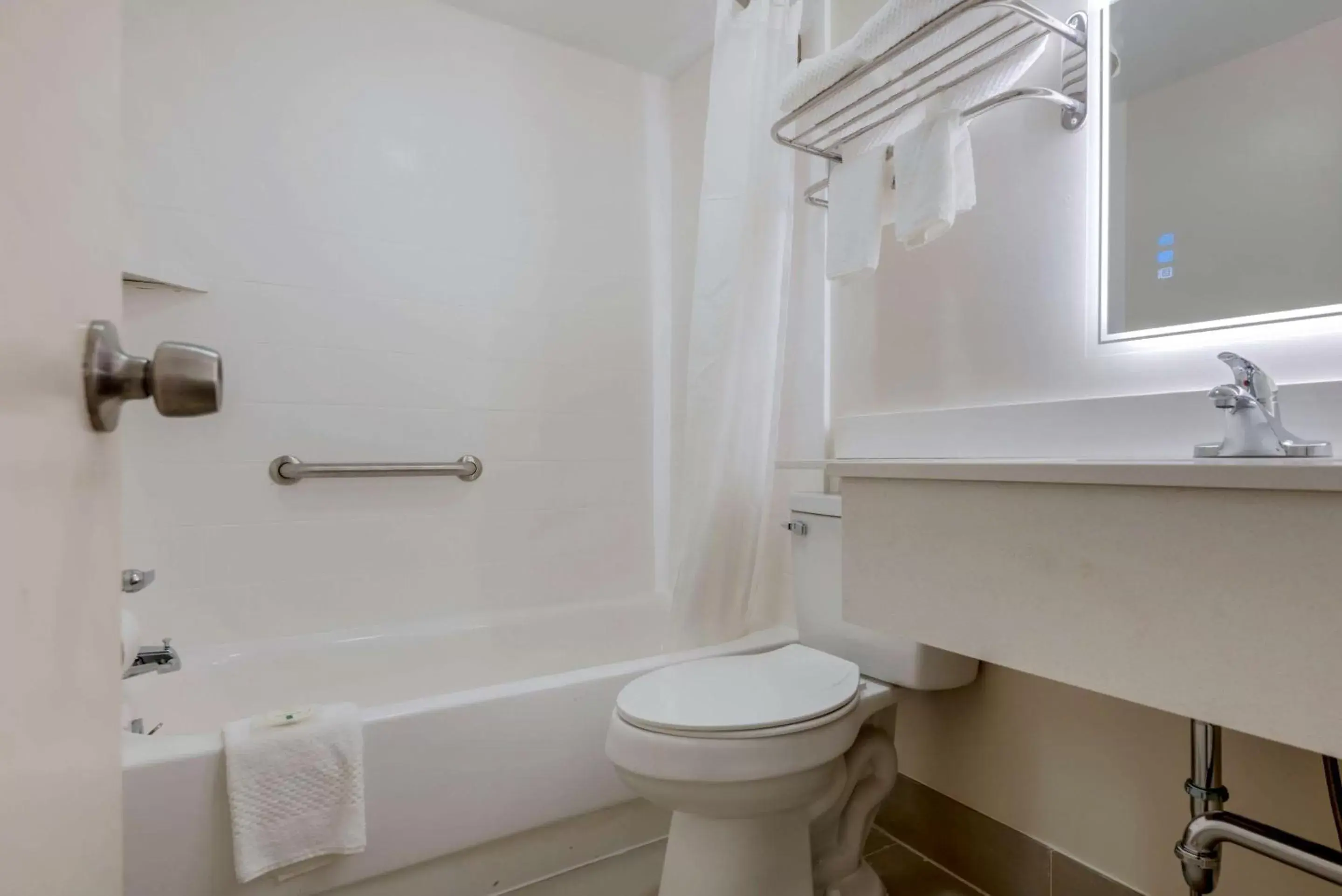 Bedroom, Bathroom in Quality Inn & Suites New Hartford - Utica