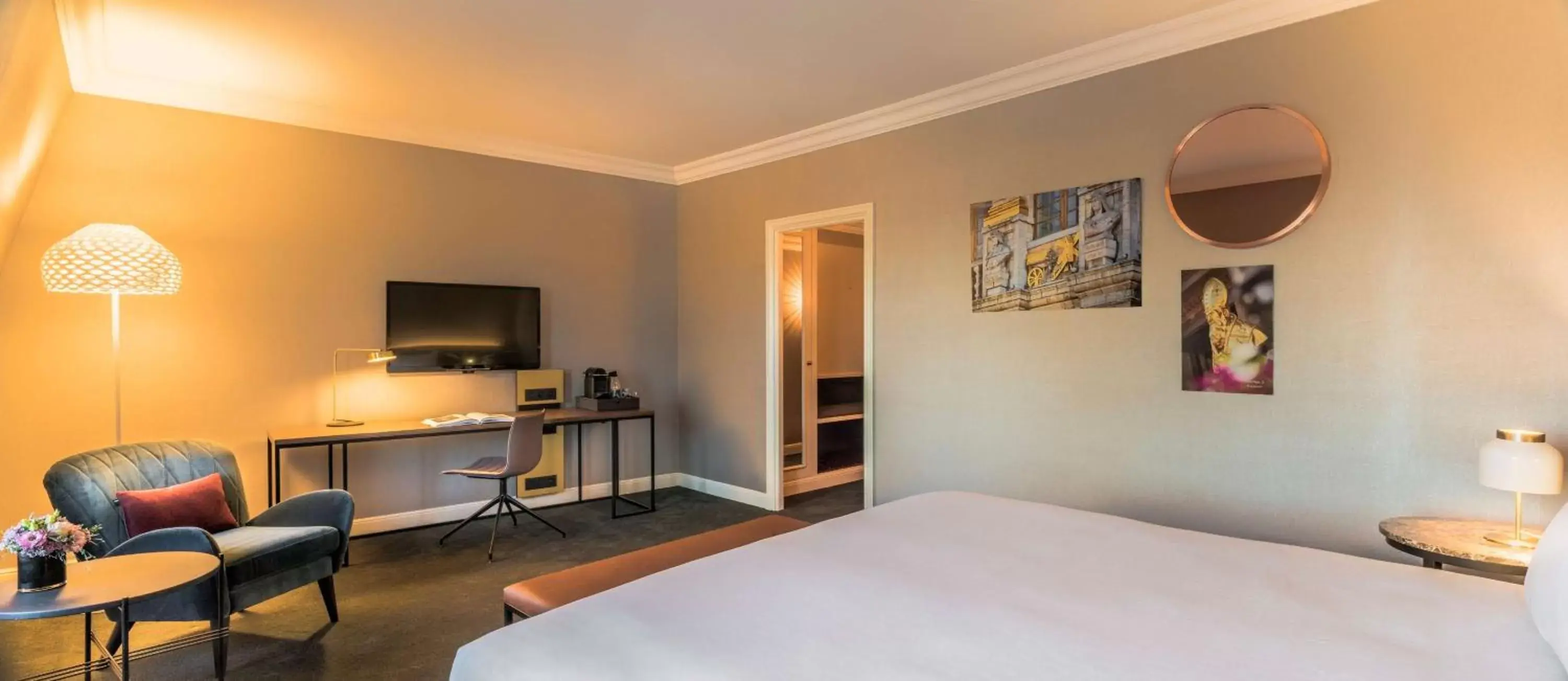 Bedroom, TV/Entertainment Center in Hilton Brussels Grand Place