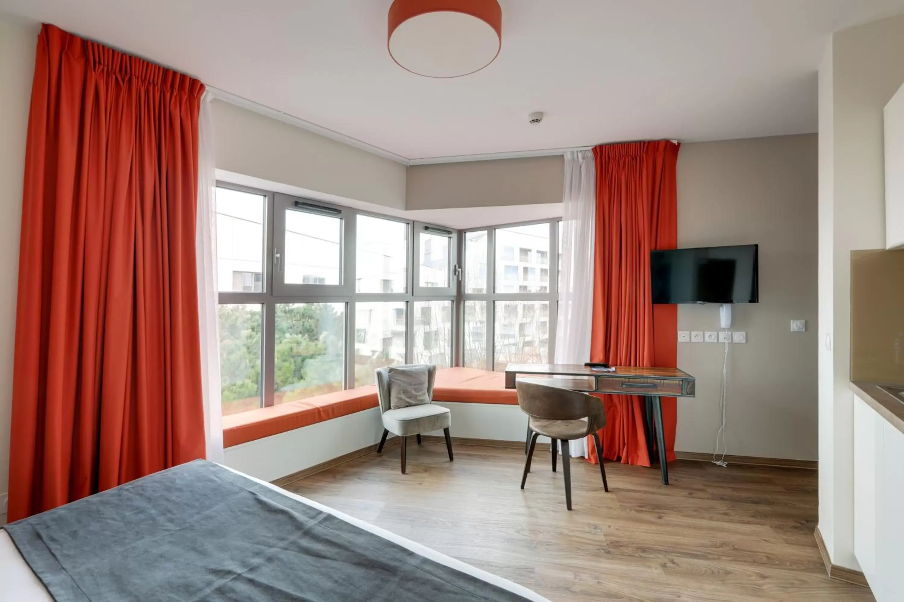 TV/Entertainment Center in All Suites Bordeaux Marne – Gare Saint-Jean