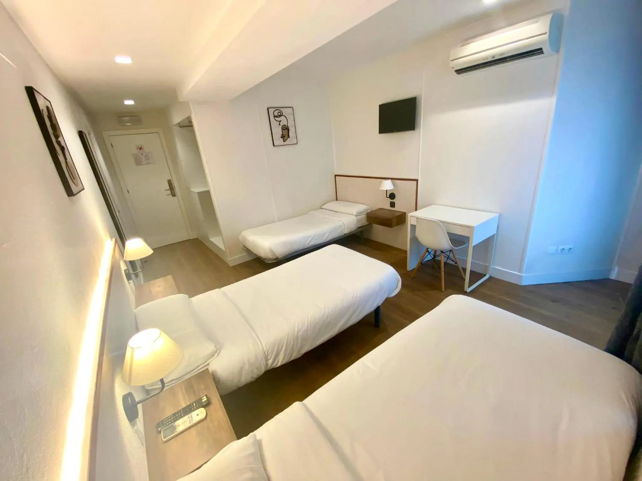 Photo of the whole room, Bed in Far Home Gran Vía