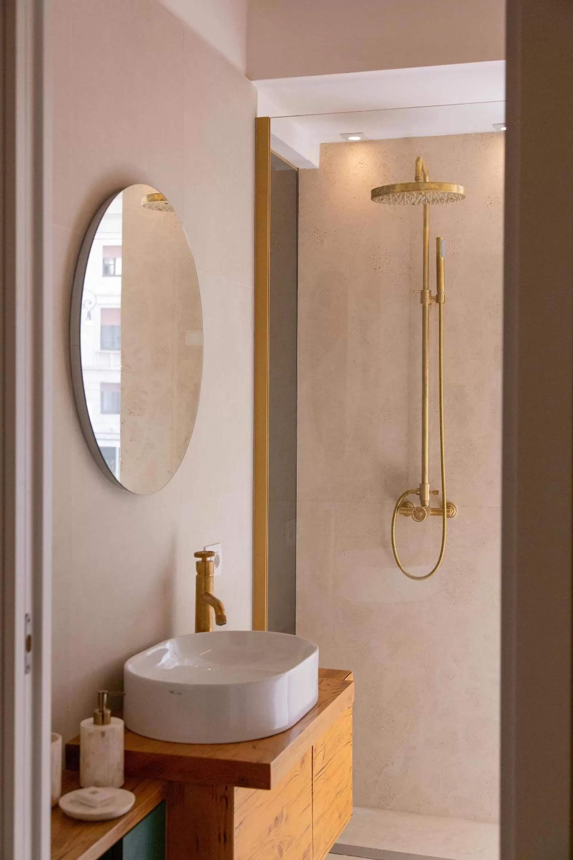 Shower, Bathroom in Repetita Juvant