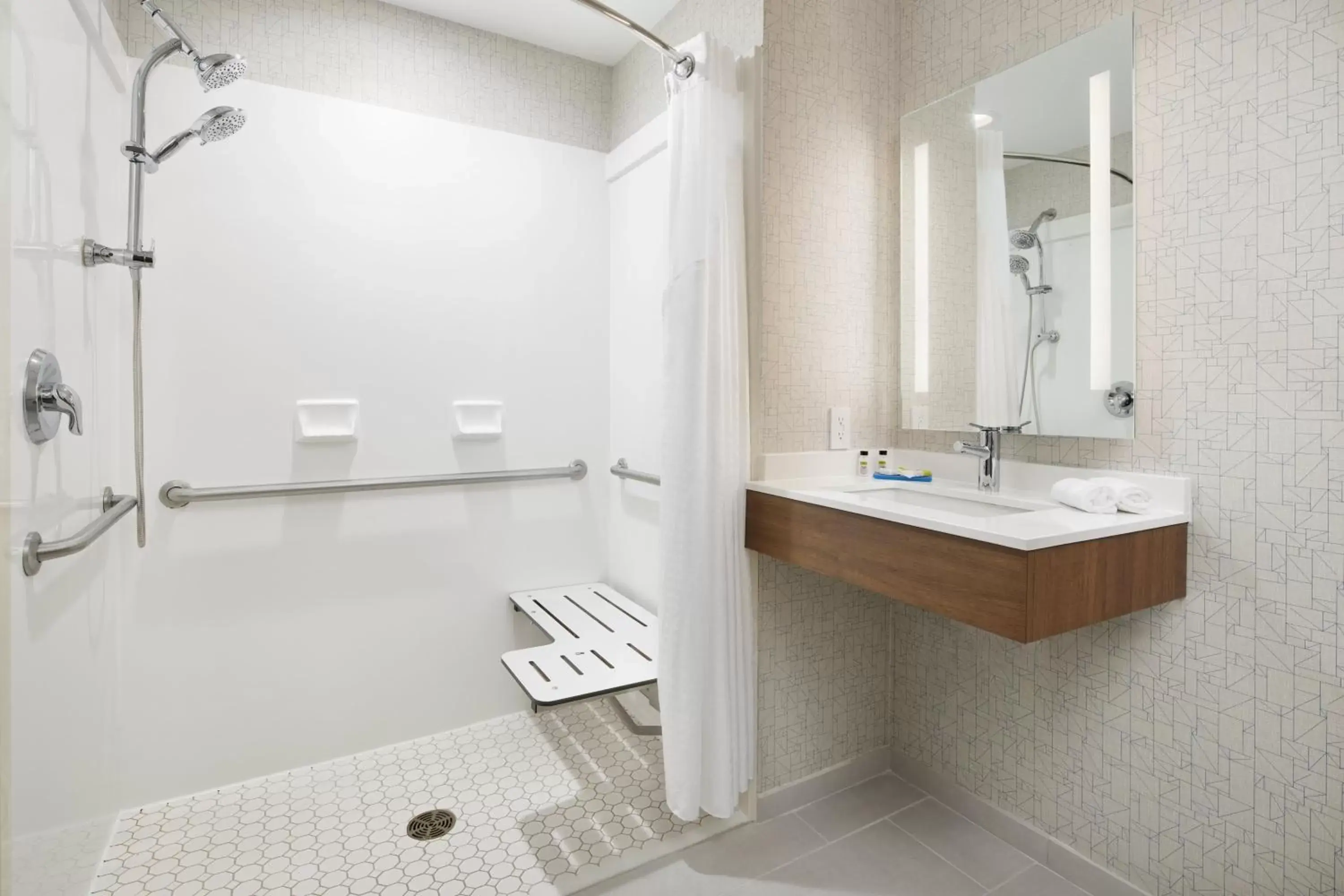 Photo of the whole room, Bathroom in Holiday Inn Express Hotel & Suites Salem, an IHG Hotel