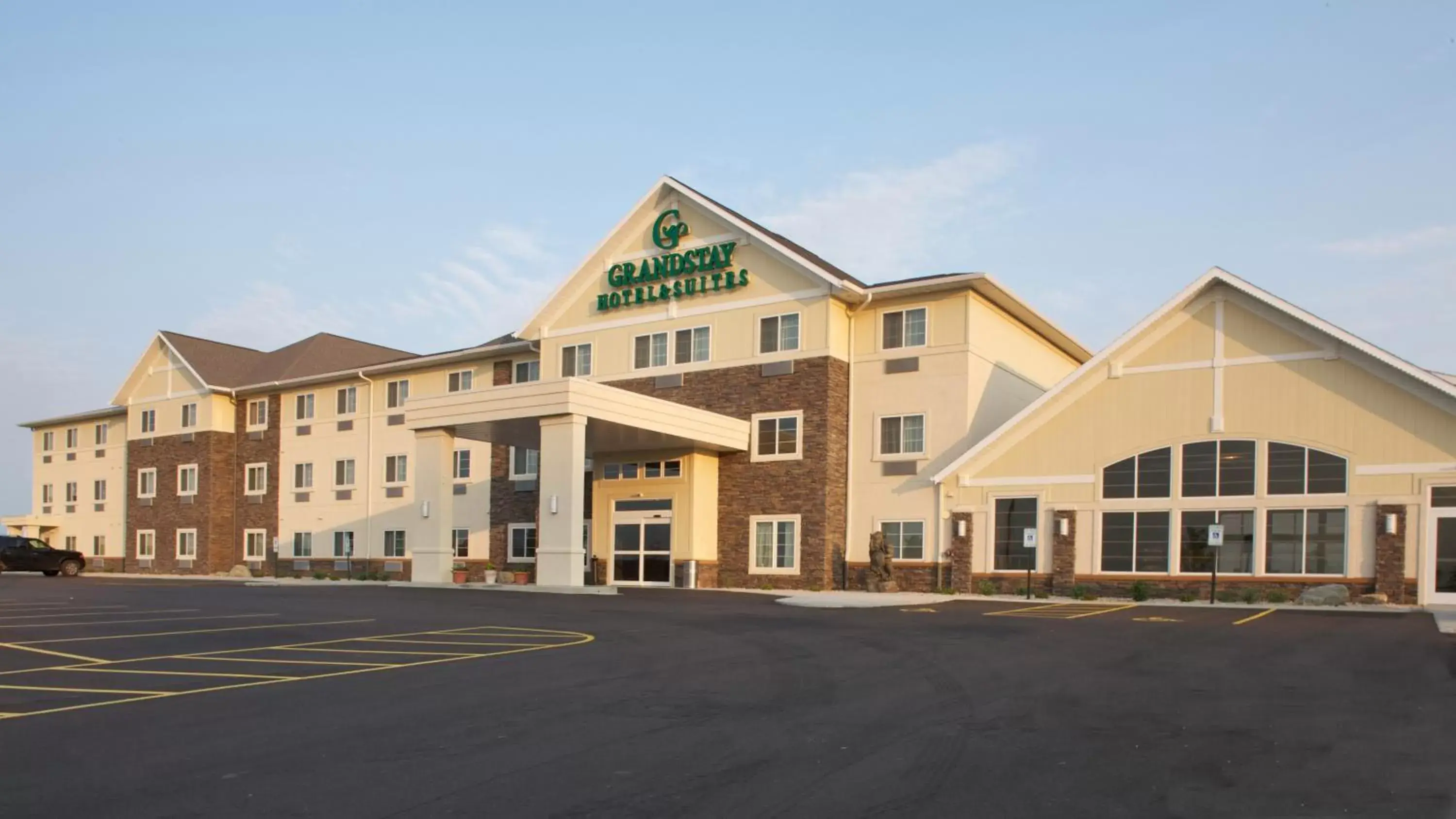Facade/entrance, Property Building in Grandstay Hotel & Suites Mount Horeb - Madison