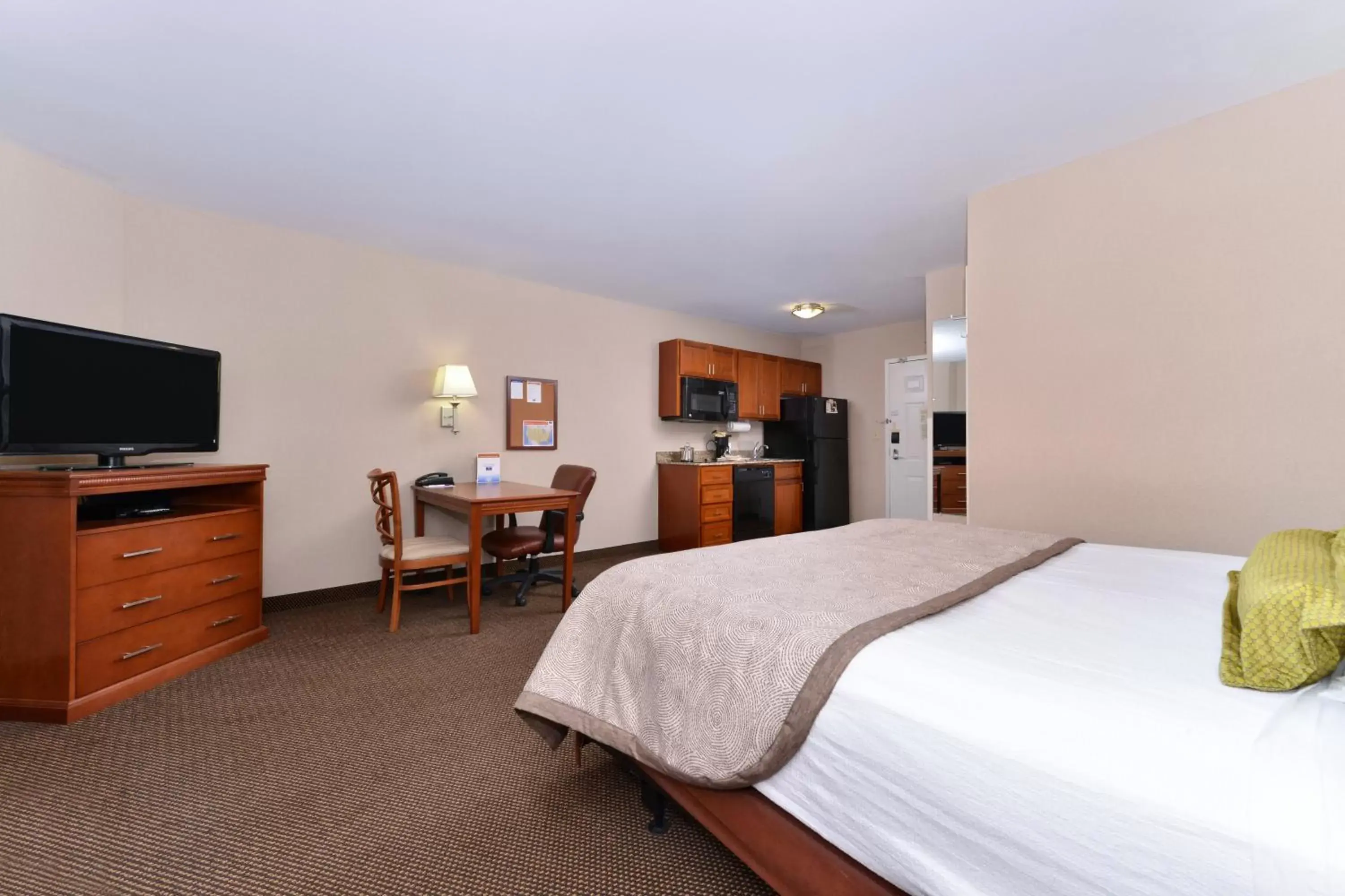 Bedroom, Bed in Candlewood Suites Elmira Horseheads, an IHG Hotel