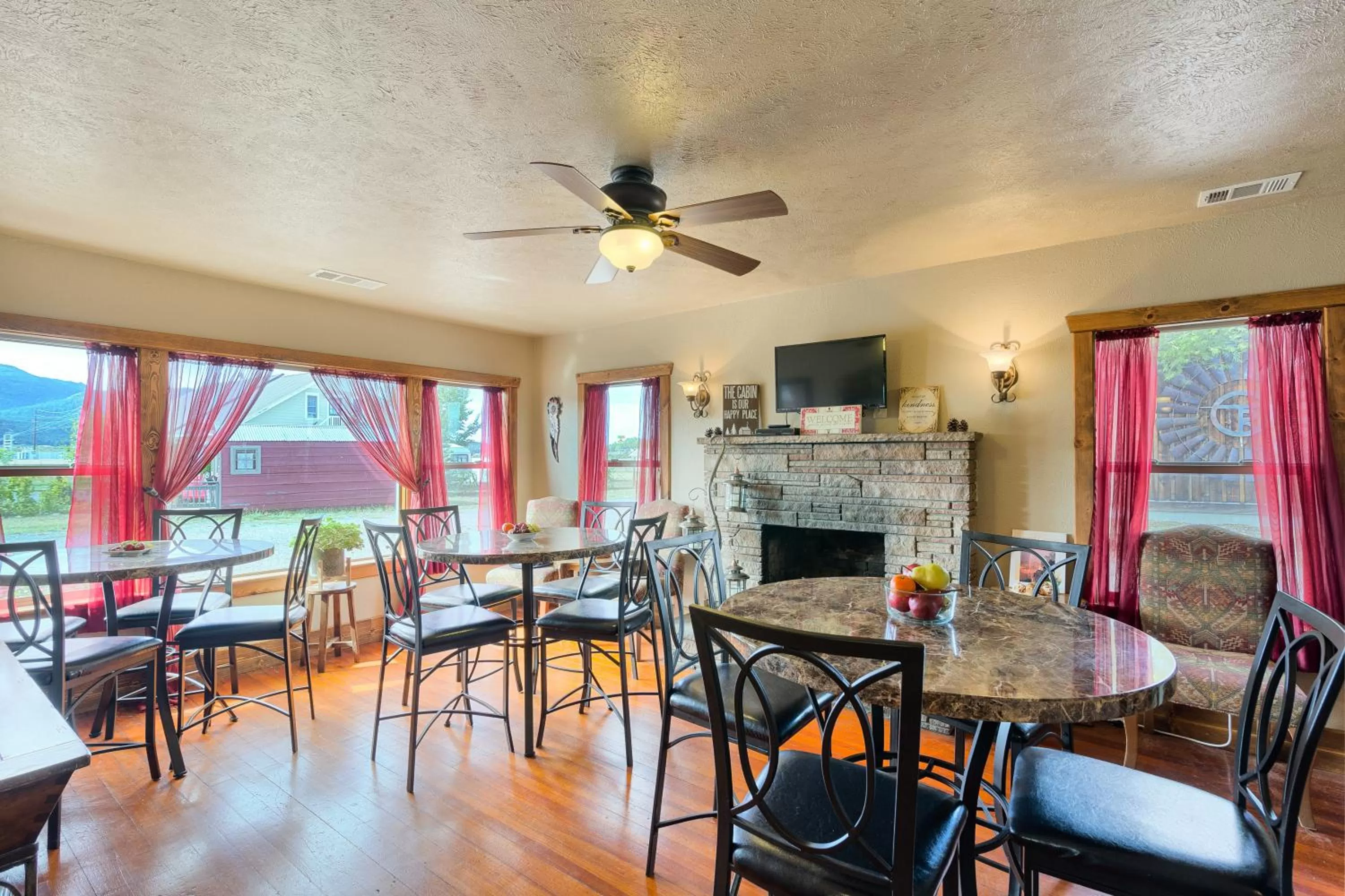 Dining area in Trapper's Rendezvous