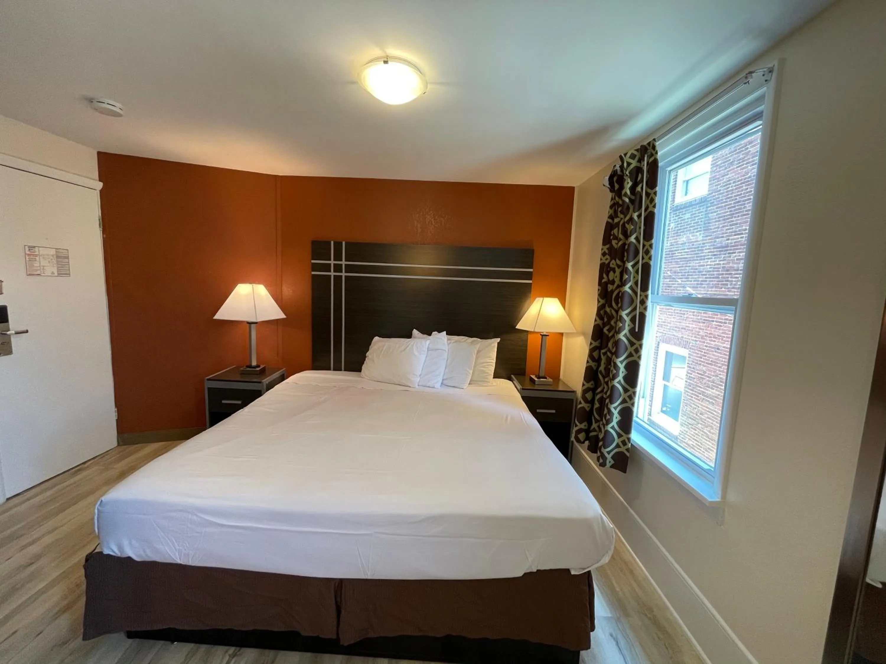 Bed in Wildwood Inn Hotel Beach & Boardwalk