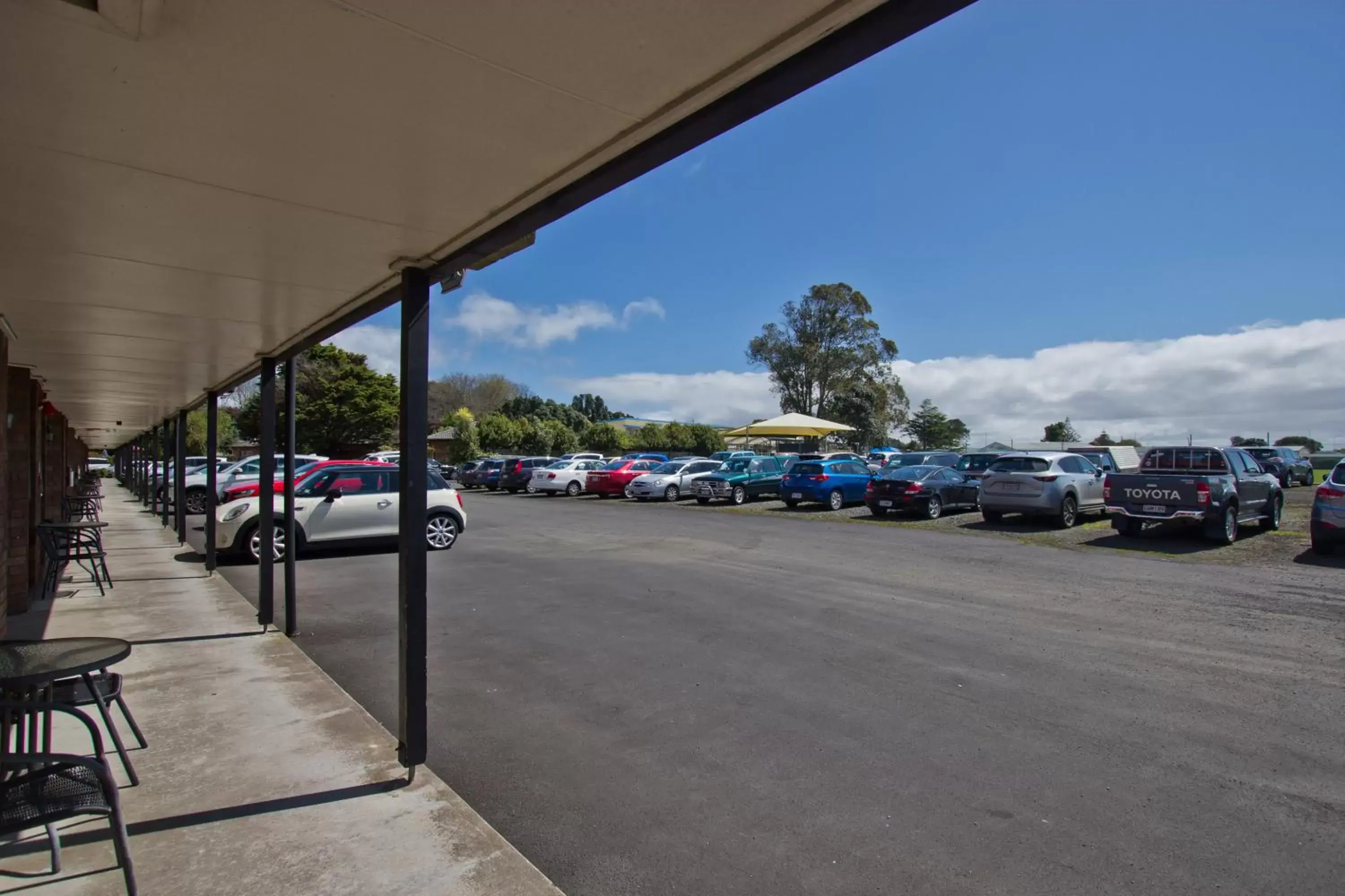 Property building in Airport Manor Inn