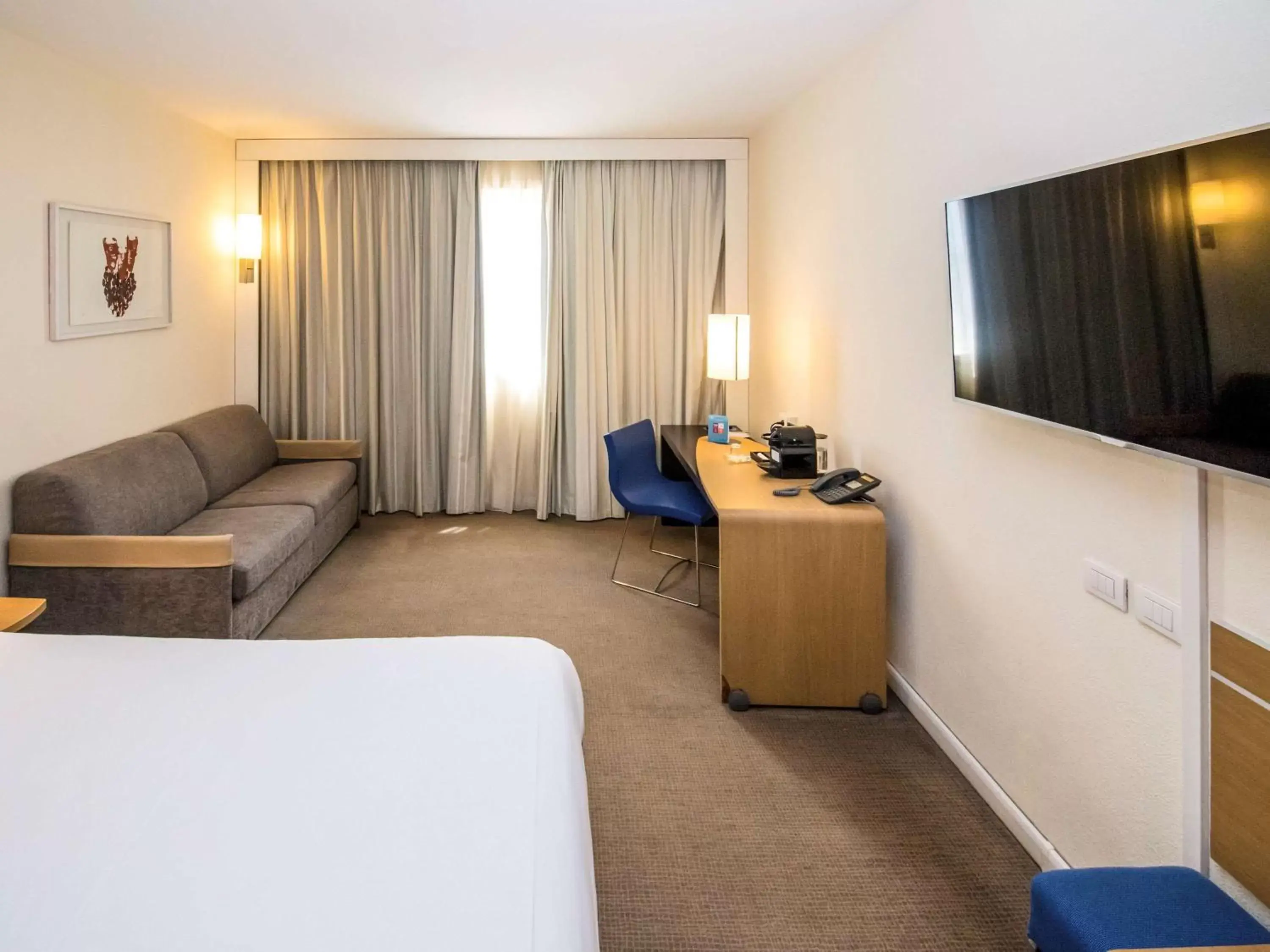 Photo of the whole room, TV/Entertainment Center in Novotel Roma Est
