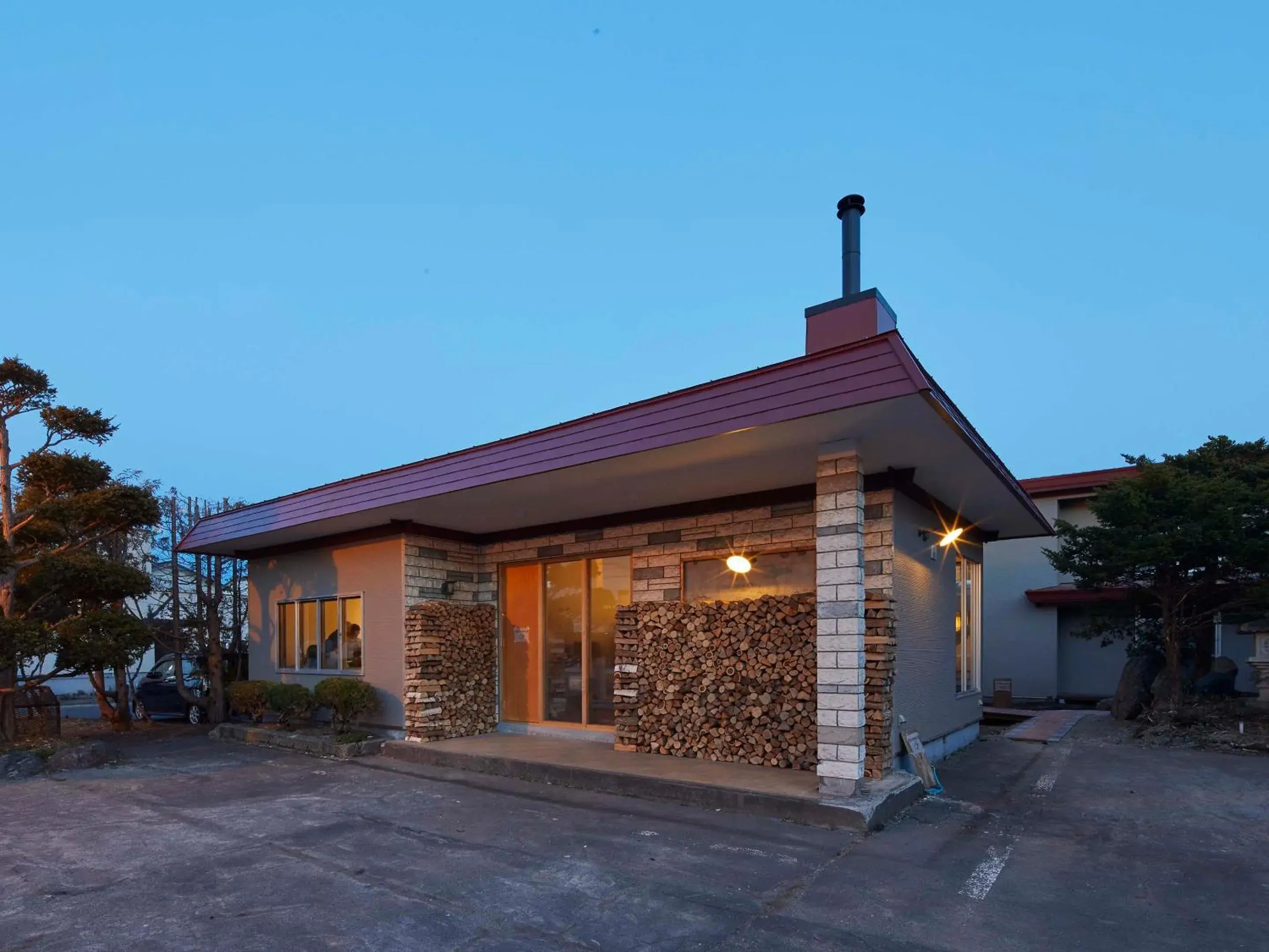 Facade/entrance in haku hostel Facade/entrance in haku hostel