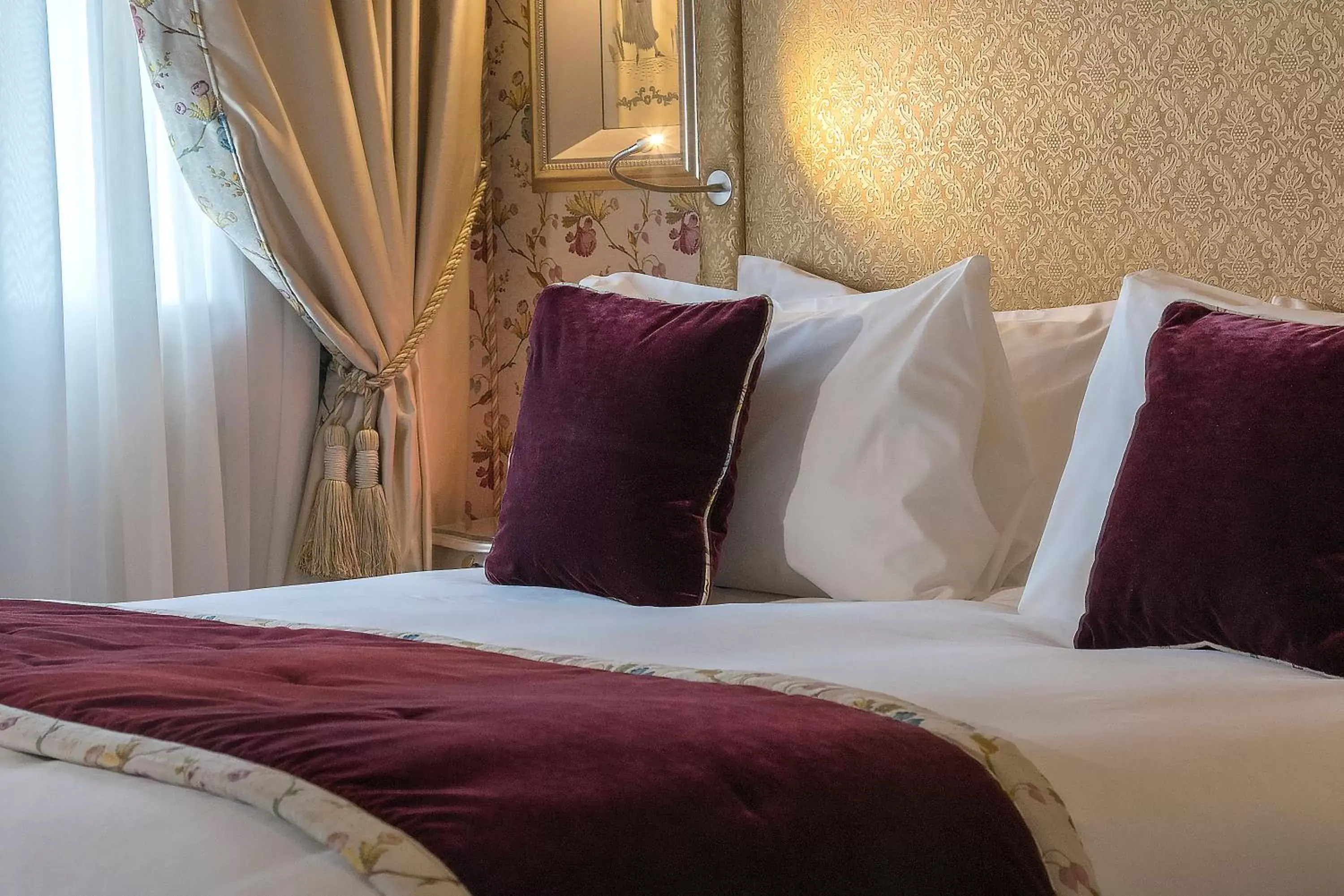 Bed in Hotel Papadopoli Venezia - MGallery Collection