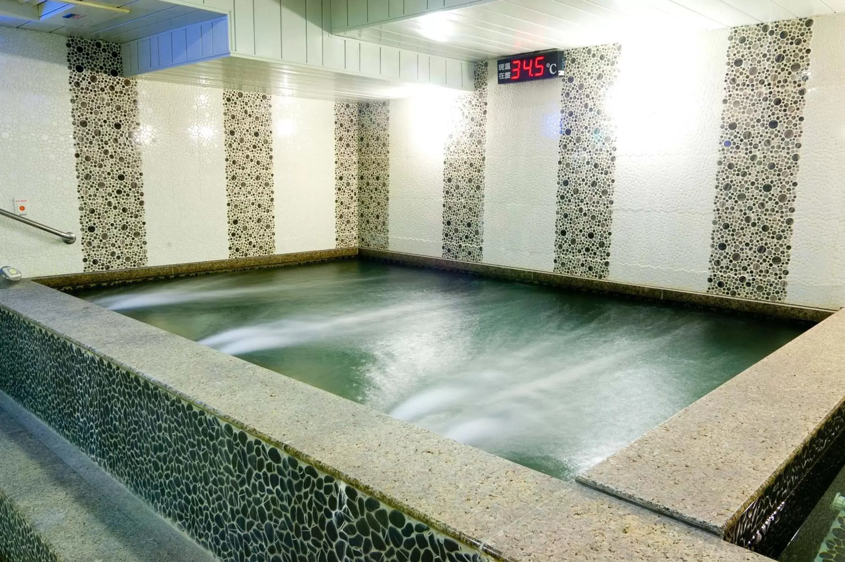 Hot Tub, Swimming Pool in Fullon Hotel Kaohsiung