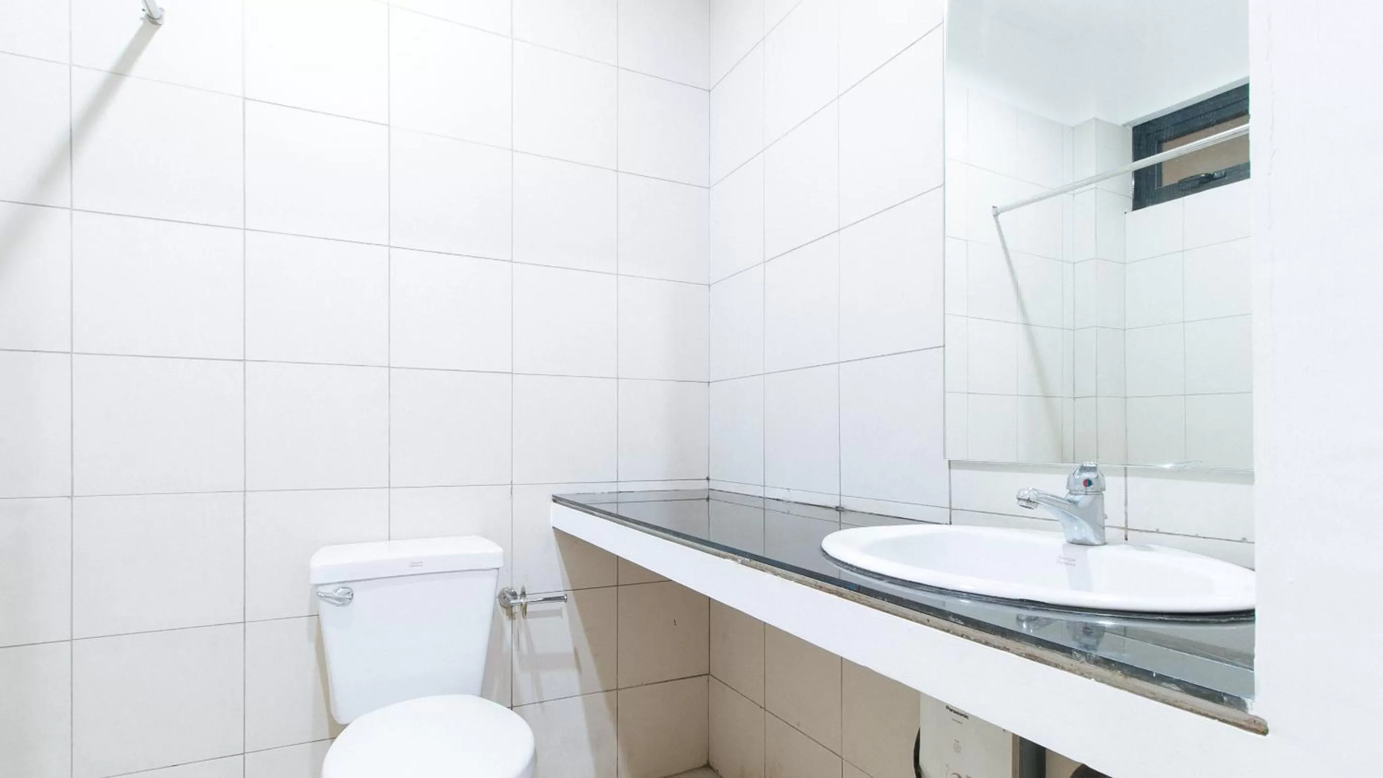 Toilet in Sans Hotel Laperal Manila