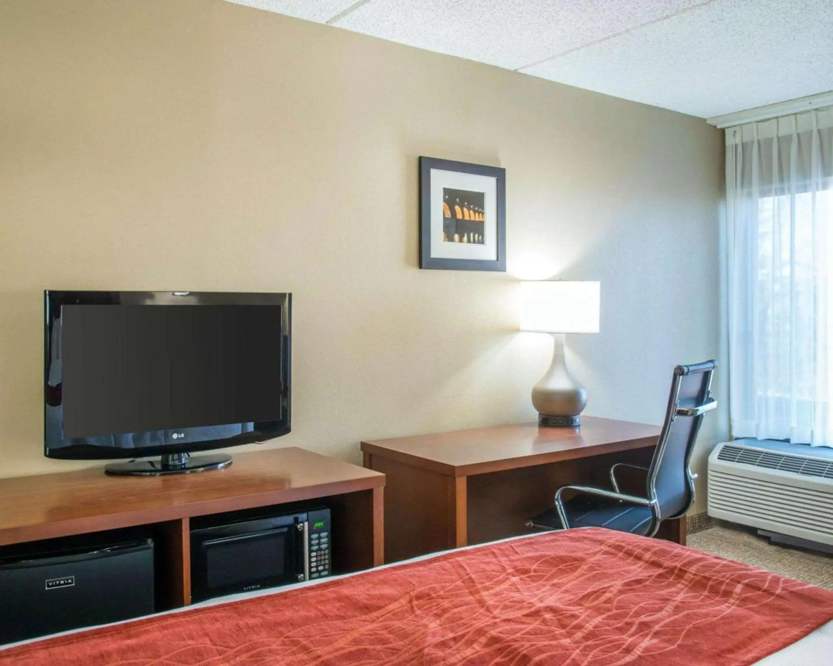 Photo of the whole room, TV/Entertainment Center in Eden Prairie Hotel