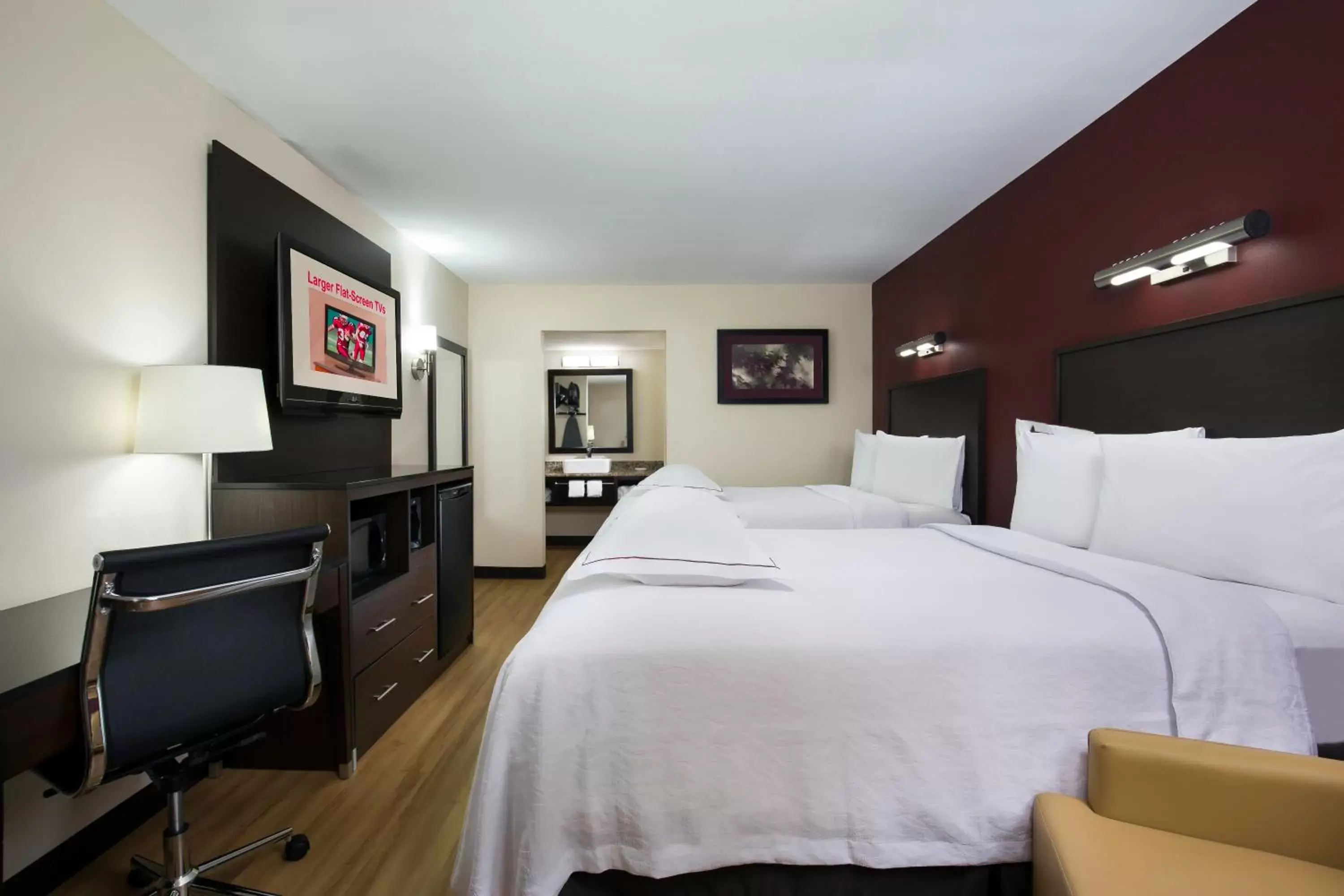 Photo of the whole room, Bed in Red Roof Inn PLUS+ Birmingham East – Irondale/Airport