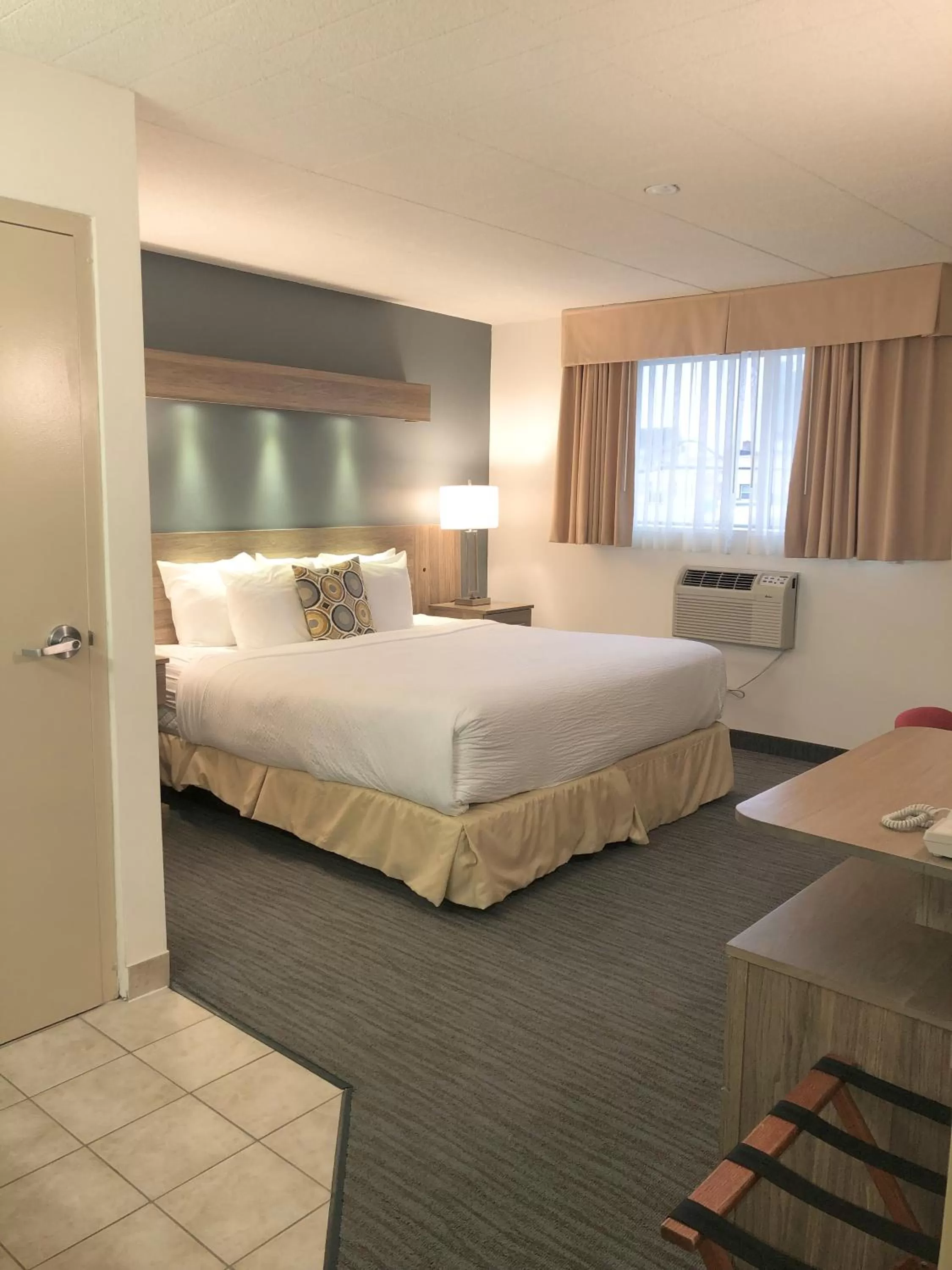 Bed in Days Inn by Wyndham Niagara Falls Centre St By the Falls