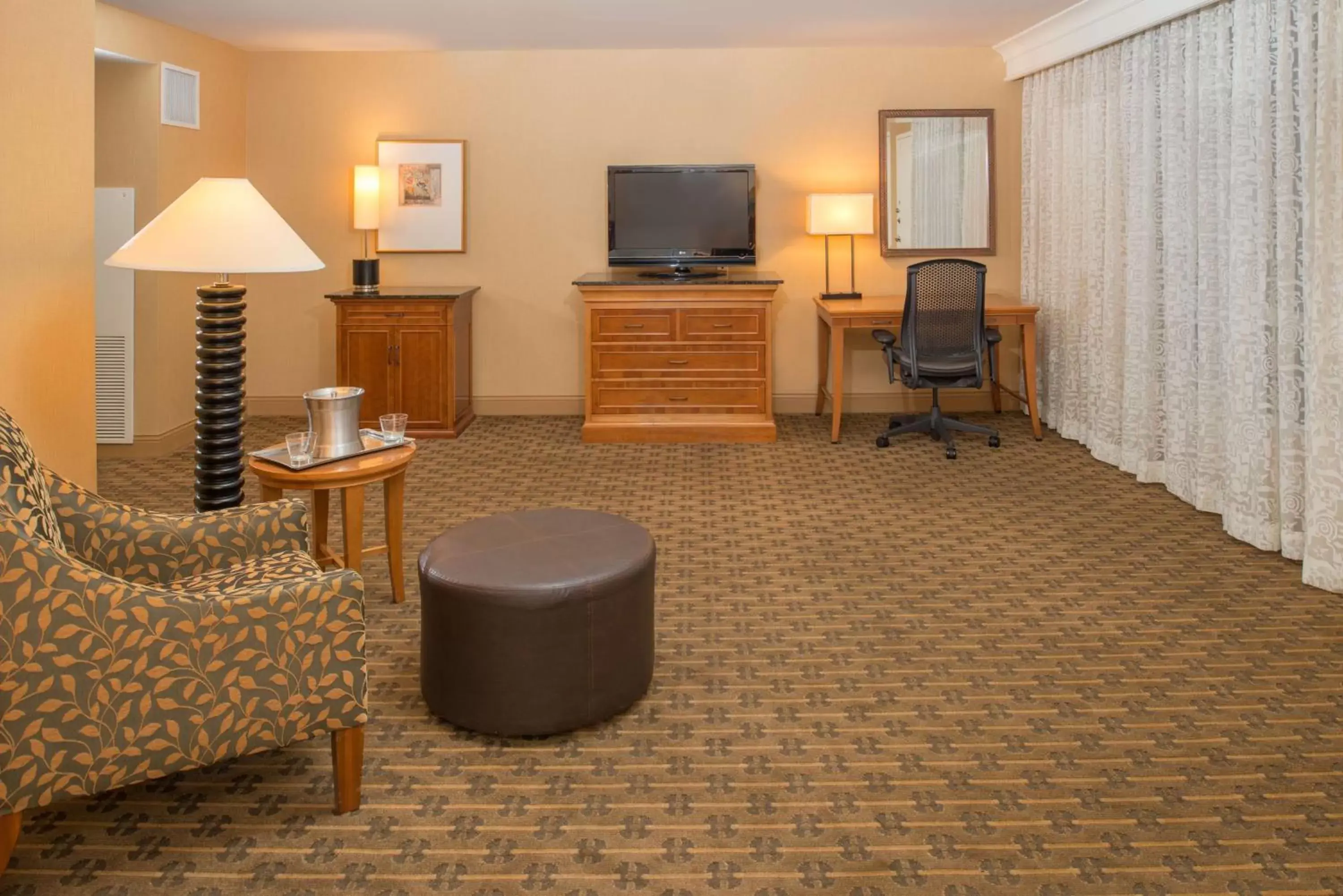 Living room, TV/Entertainment Center in Hilton Seattle Airport & Conference Center