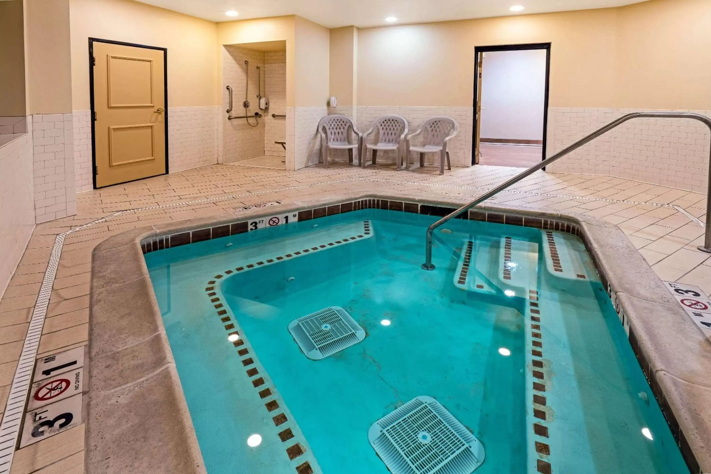 Hot Tub, Swimming Pool in La Quinta by Wyndham Butte