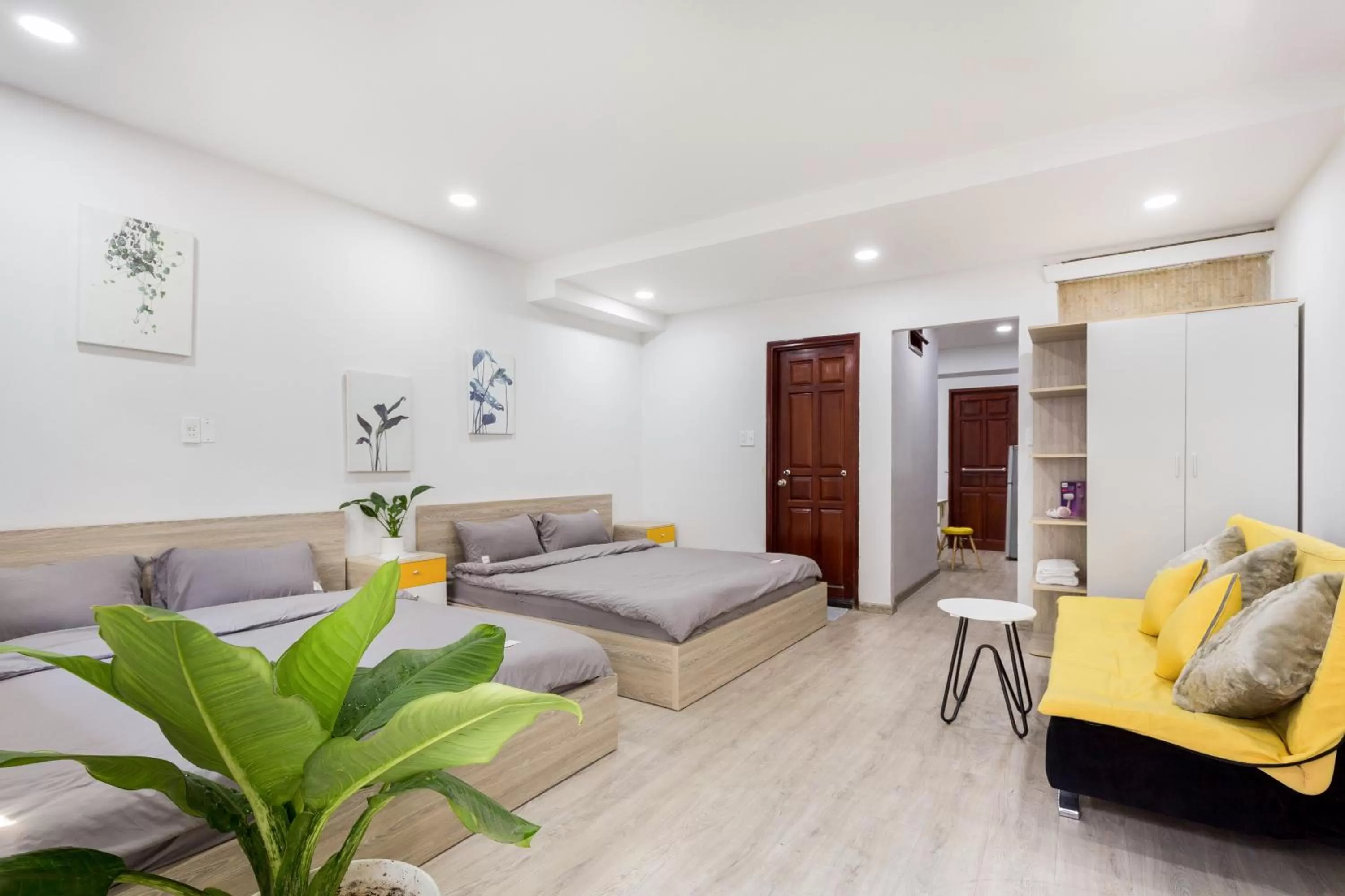 Photo of the whole room in Dlux Saigon