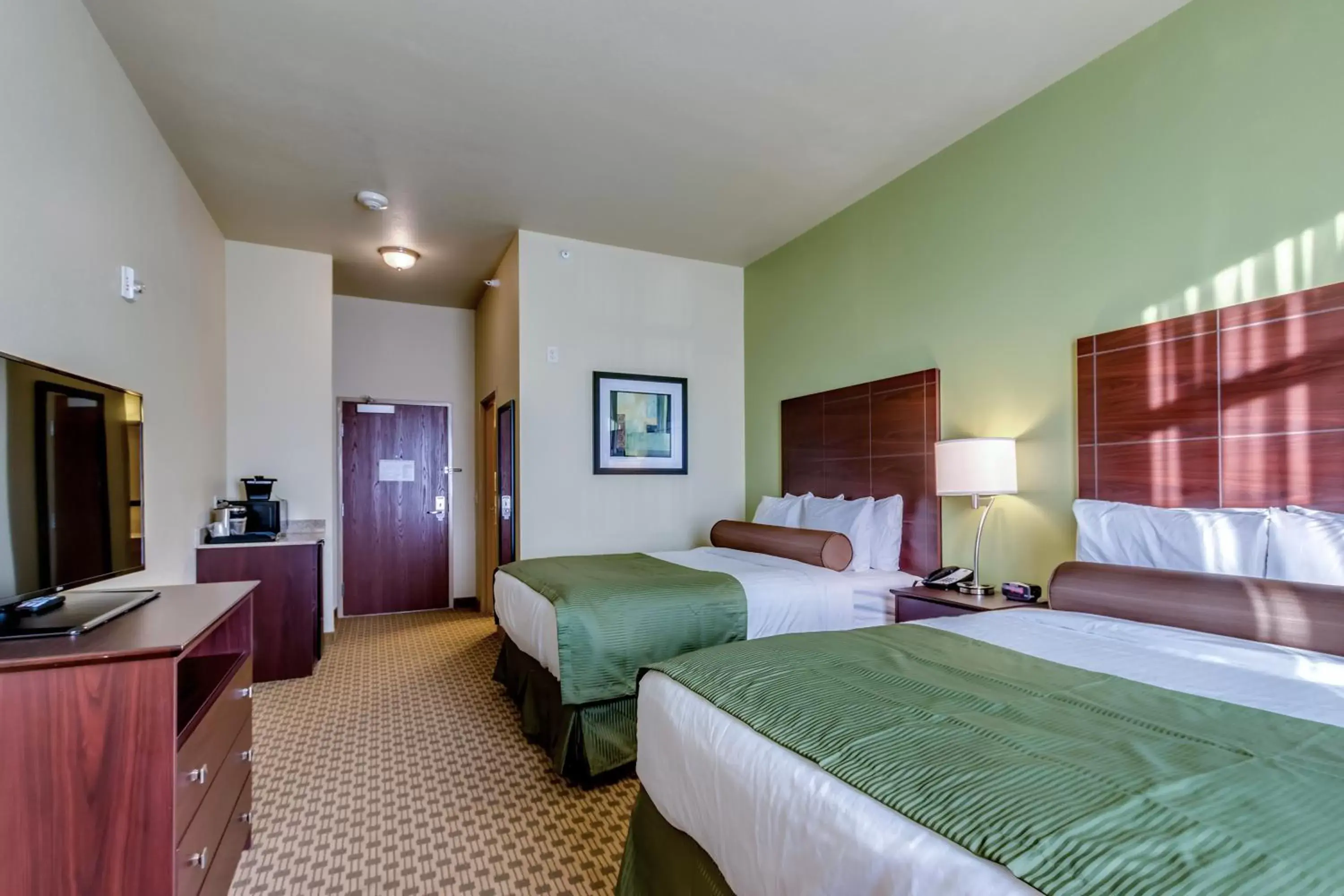 Bed in Cobblestone Inn & Suites - Waverly