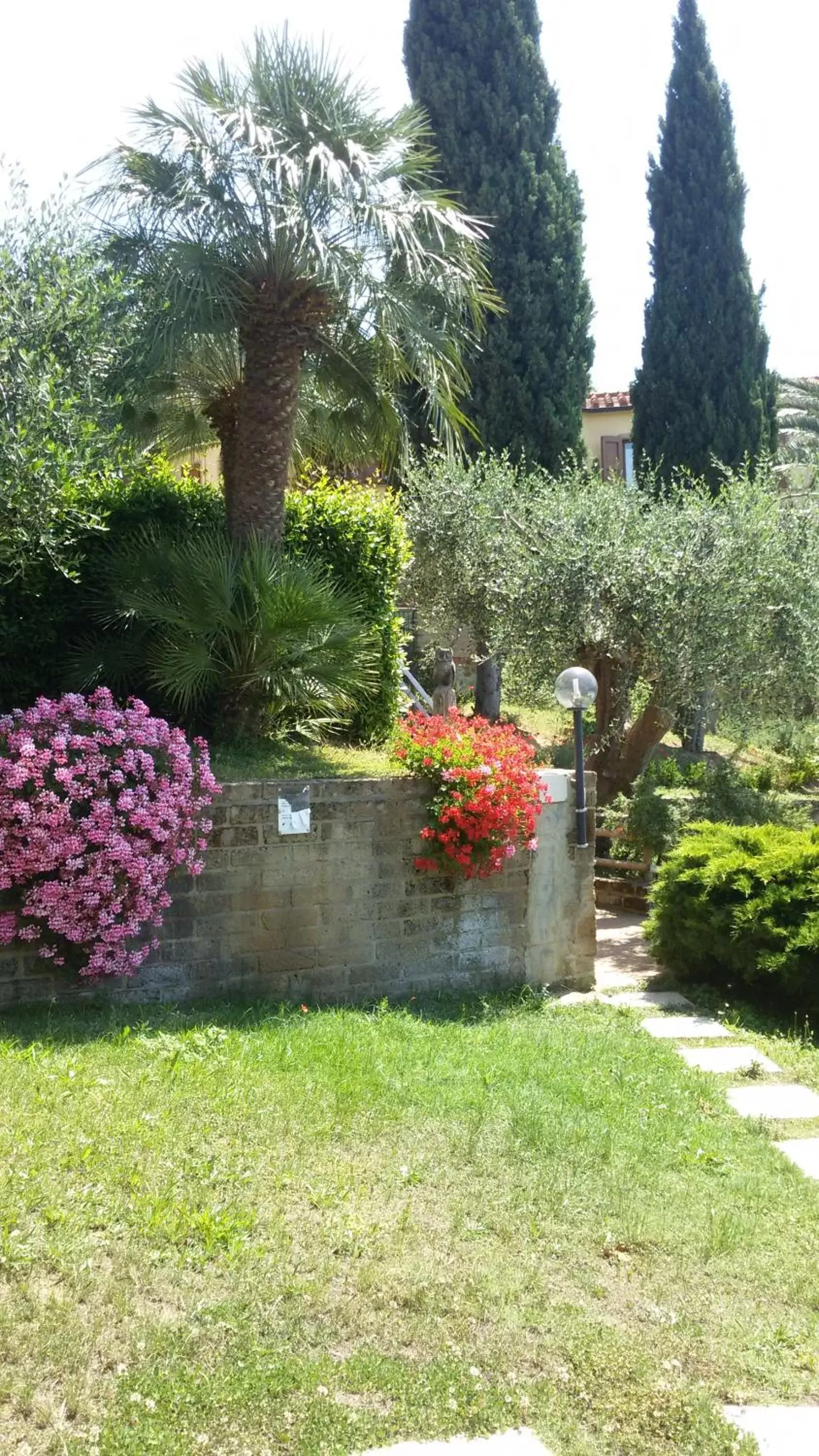 Garden in Madonna Del Poggio CAV