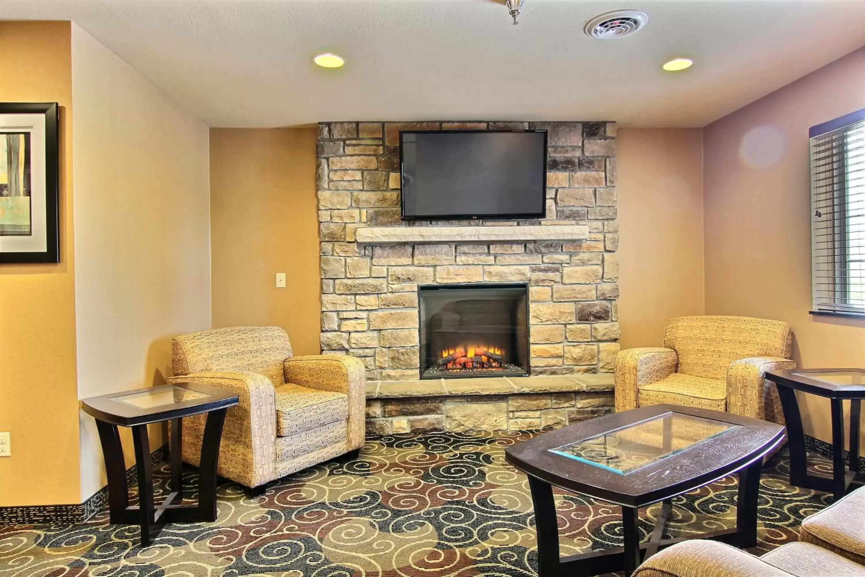 Communal lounge/ TV room, Seating Area in Cobblestone Hotel and Suites - Crookston