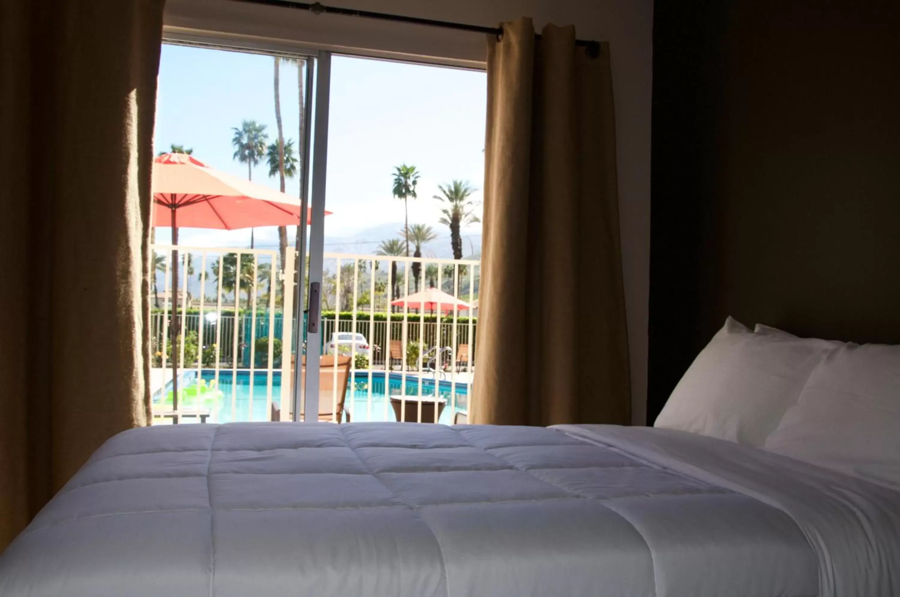 Patio, Bed in Delos Reyes Palm Springs