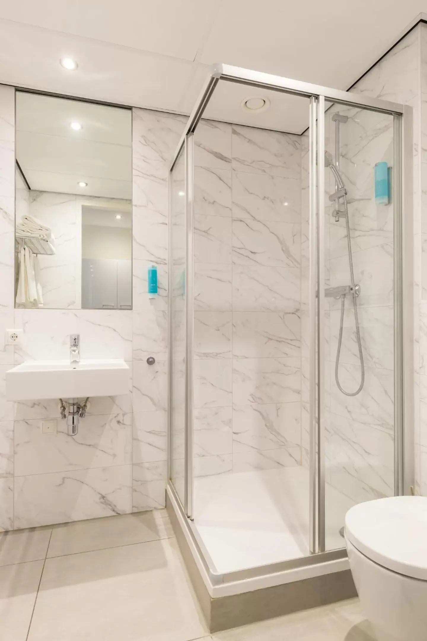 Shower, Bathroom in Hotel2Stay
