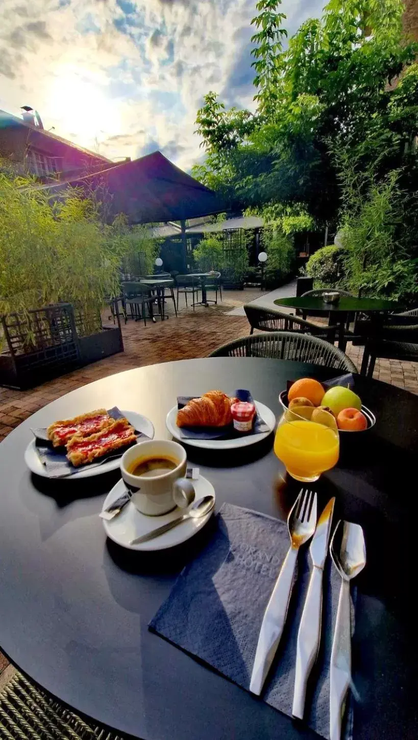 Patio in Grand Hôtel Brive