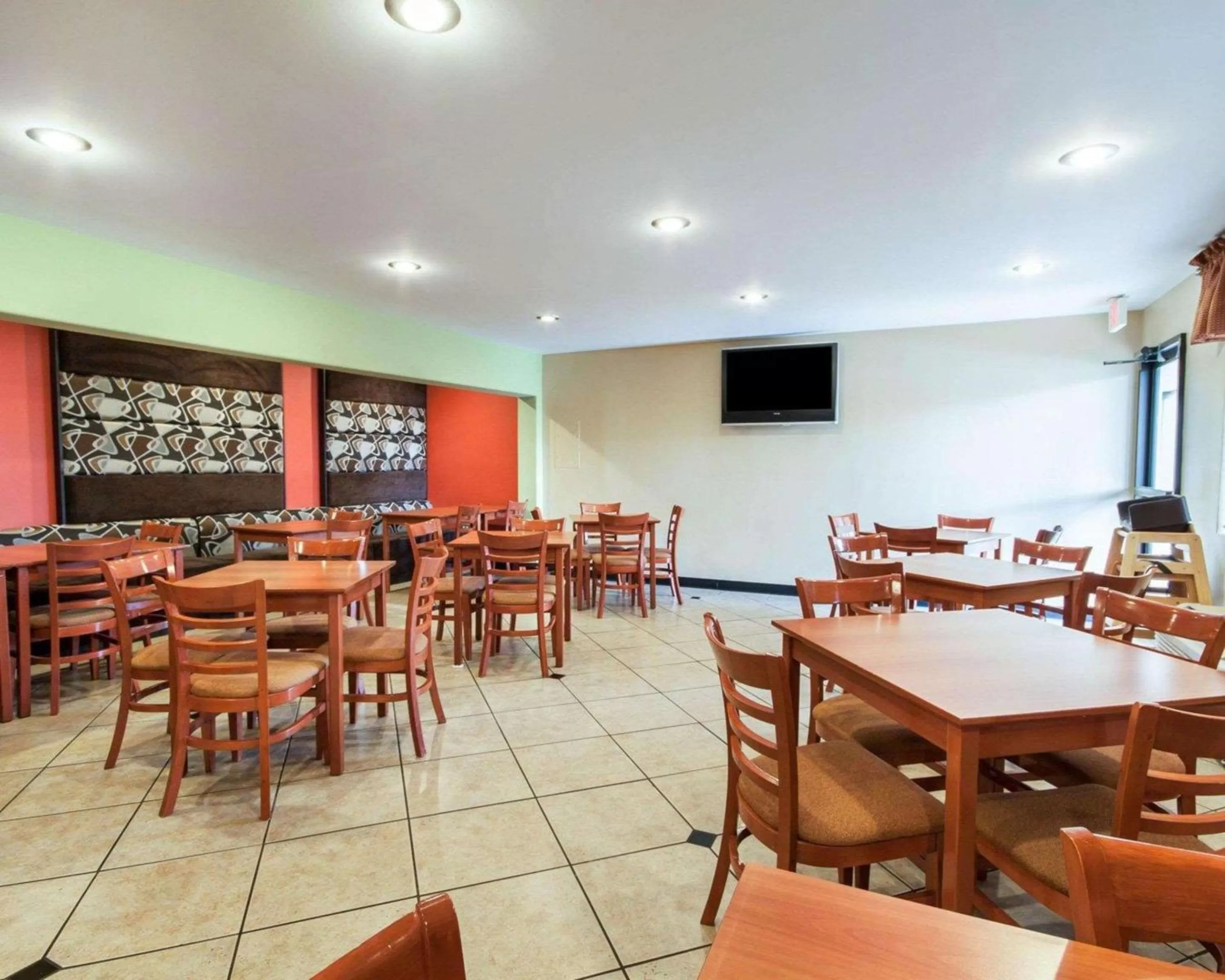 Restaurant/places to eat in Quality Inn Airport East