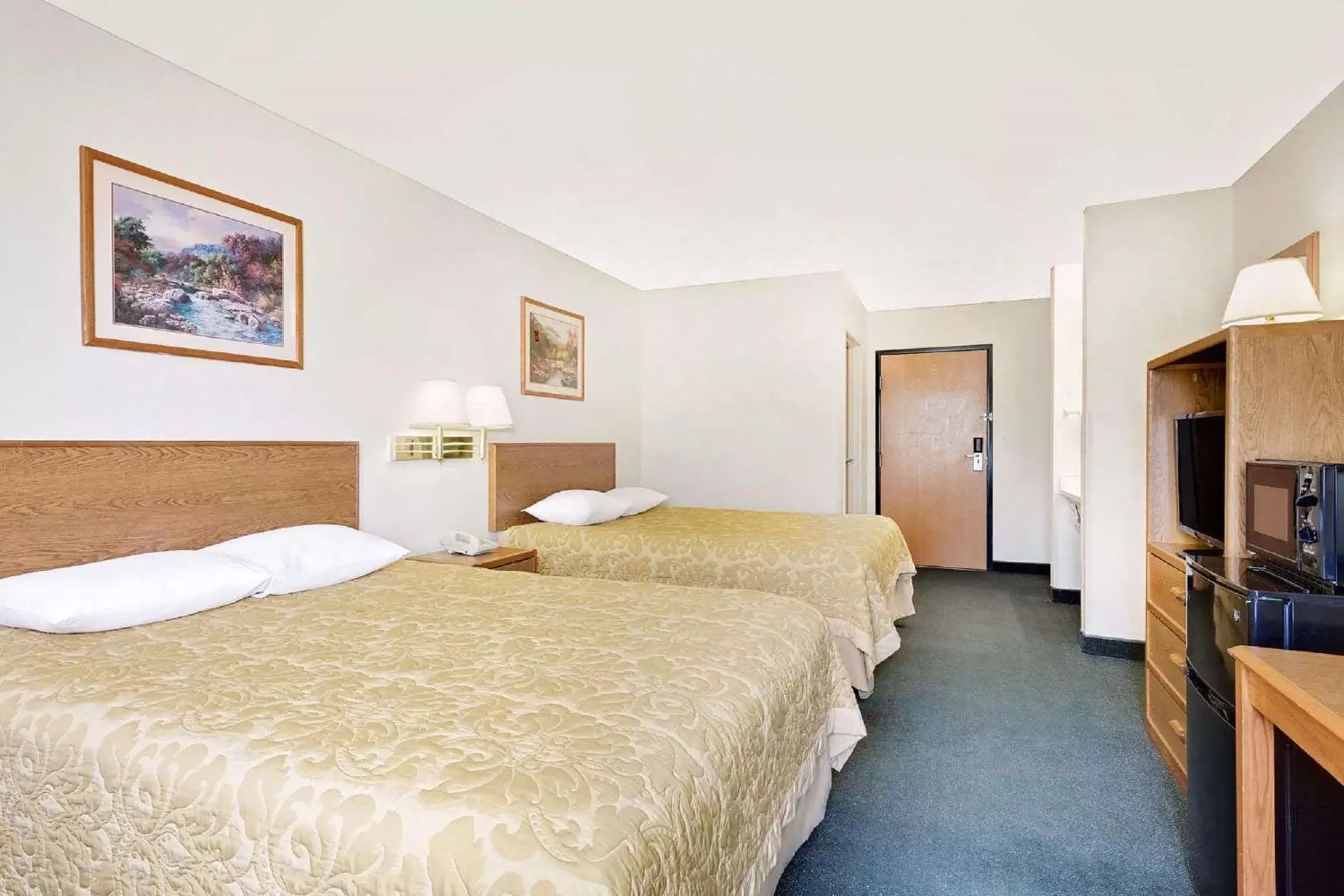 Bedroom, Bed in Super 8 by Wyndham Battle Mountain