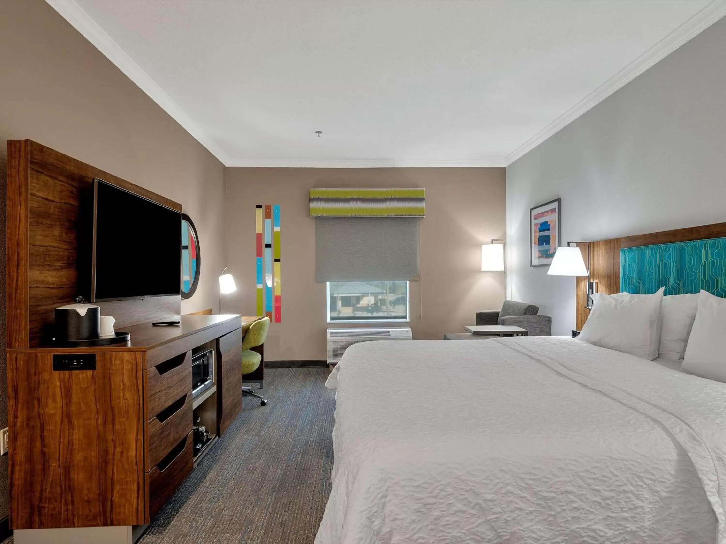 Bedroom, TV/Entertainment Center in Hampton Inn and Suites Lufkin