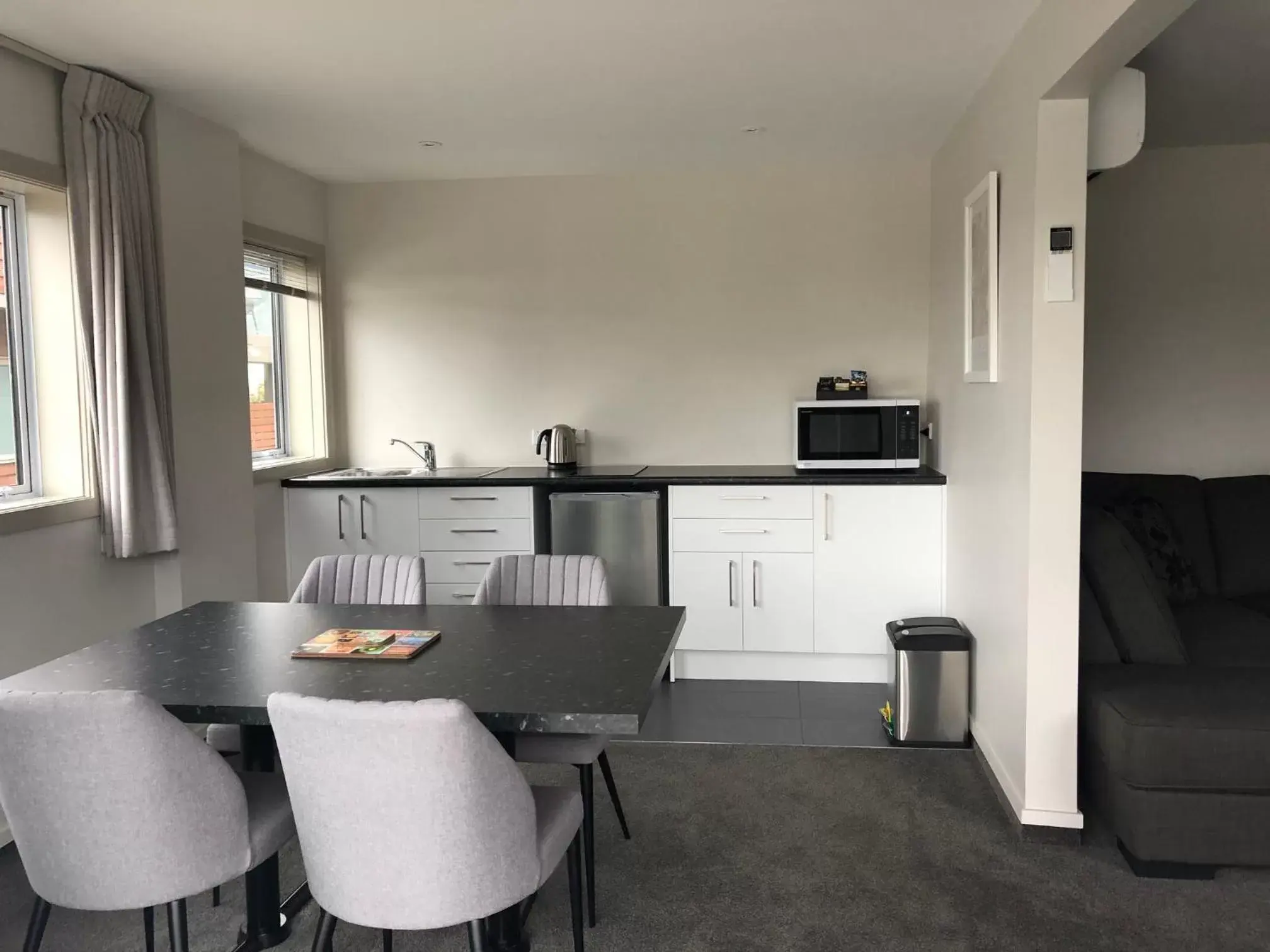 Kitchen or kitchenette, Dining Area in Autoline Queenstown Motel