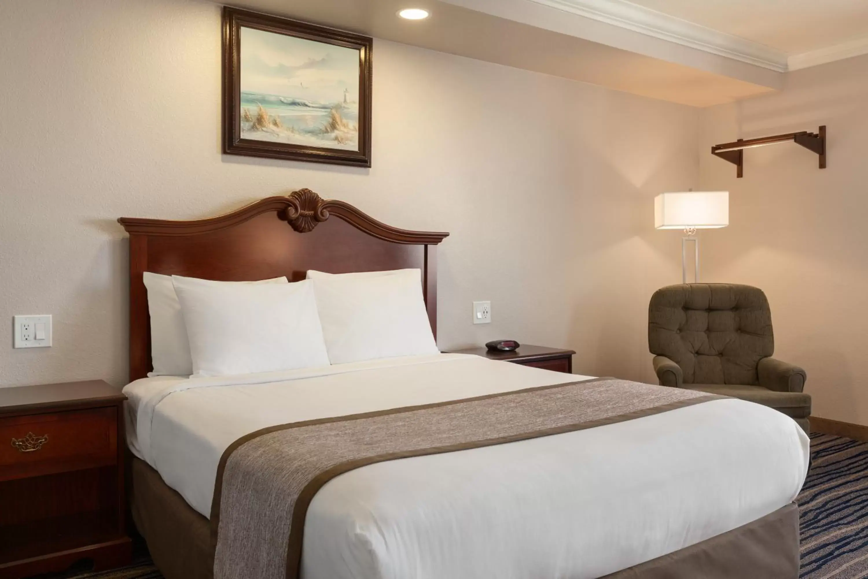 Queen Room - Disability Access/Non-Smoking in Days Inn by Wyndham Eureka CA Queen Room - Disability Access/Non-Smoking in Days Inn by Wyndham Eureka CA