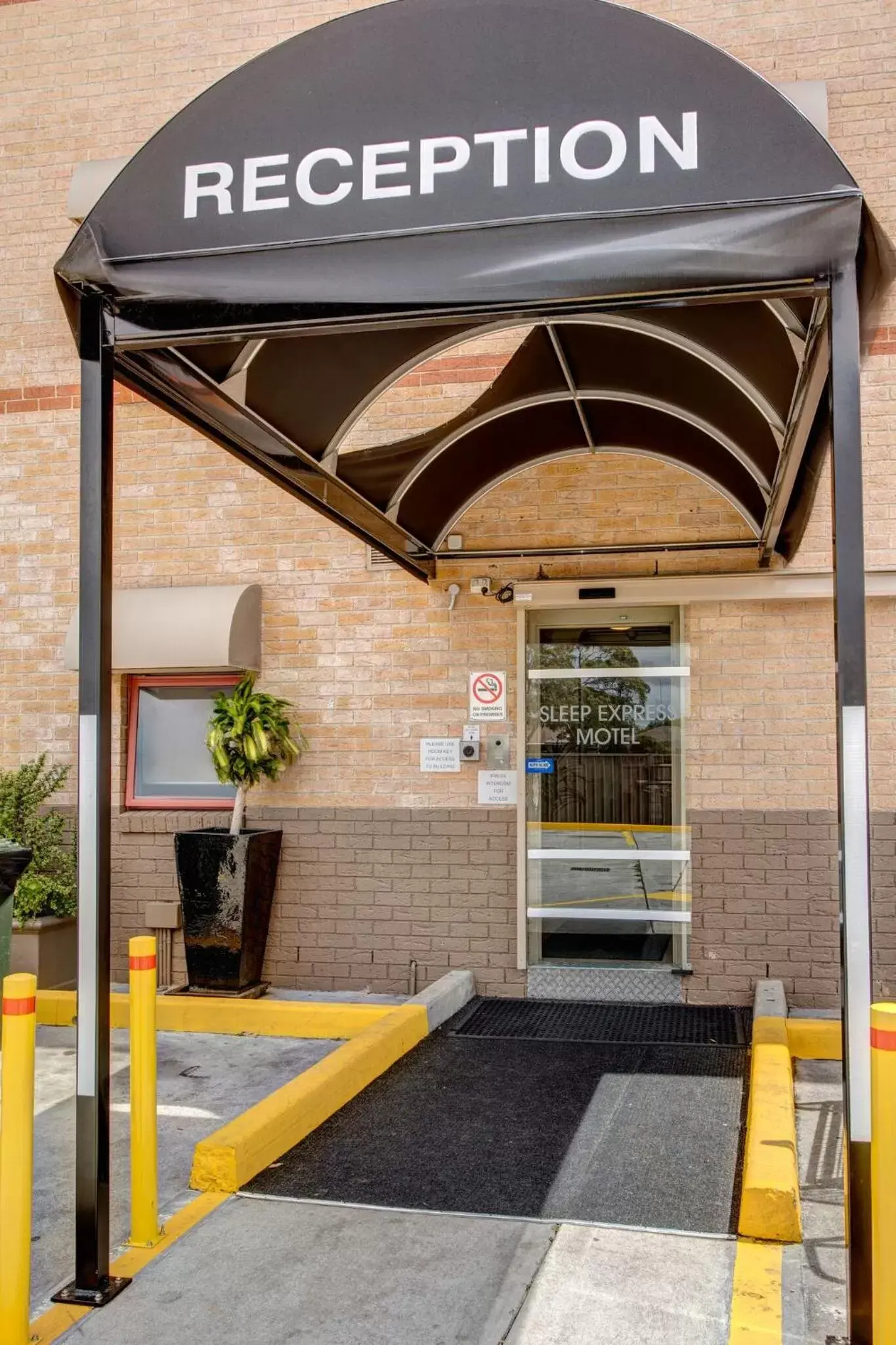 Facade/entrance in Arena Hotel (formerly Sleep Express Motel) Facade/entrance in Arena Hotel (formerly Sleep Express Motel)