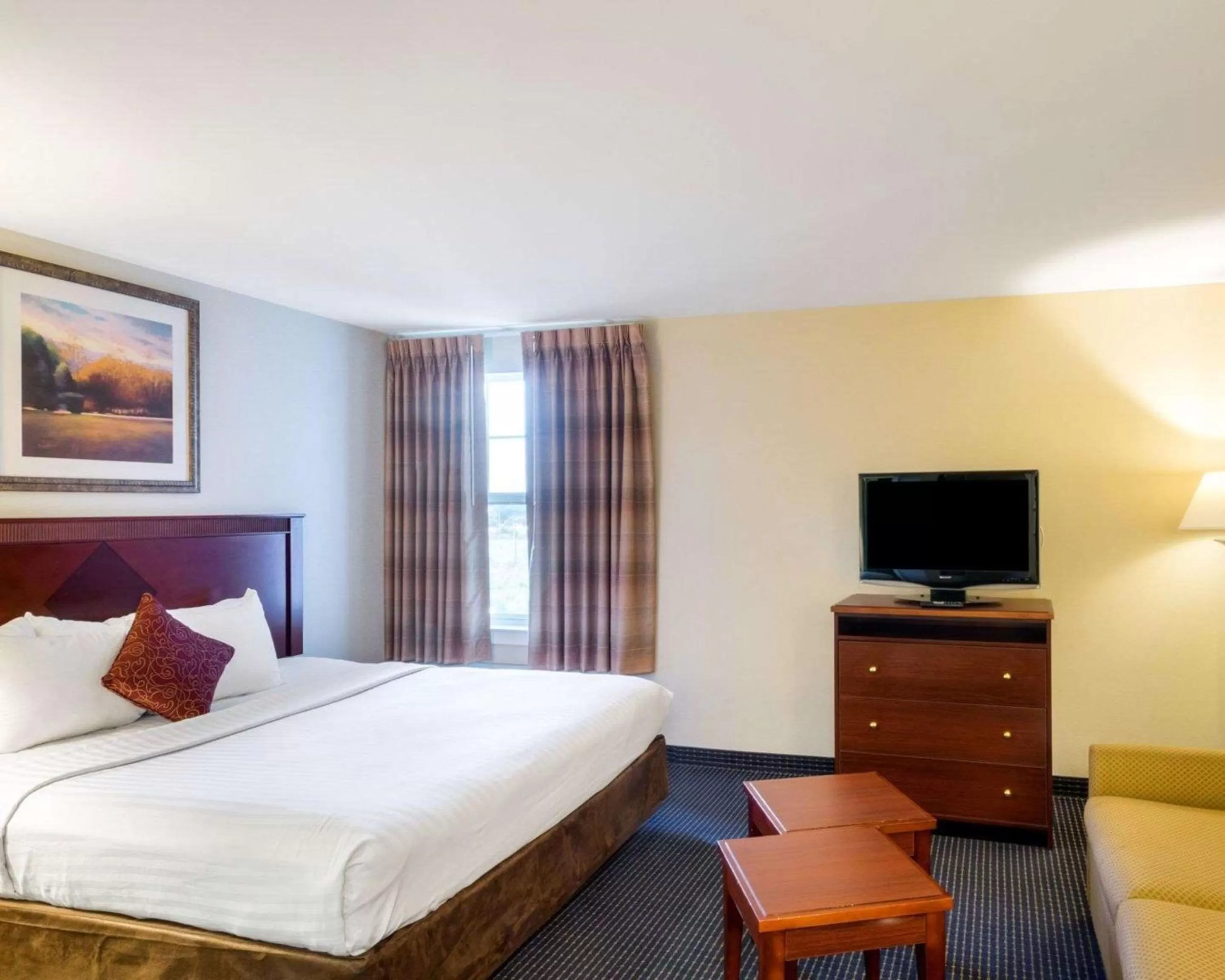 Photo of the whole room, Bed in Mainstay Suites Dover