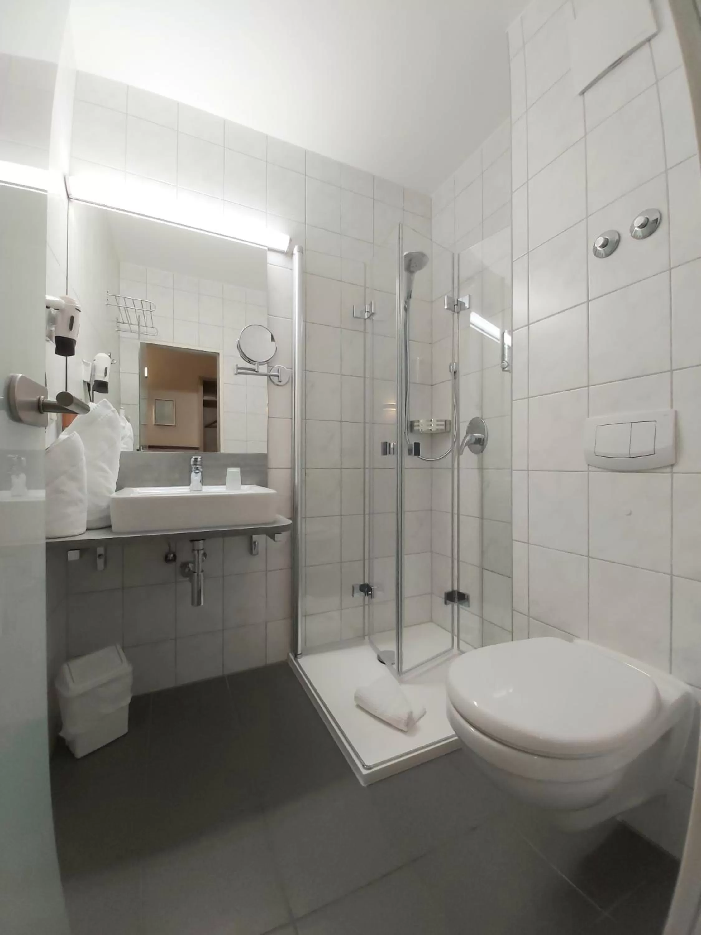 Shower in Hotel Montana Limburg