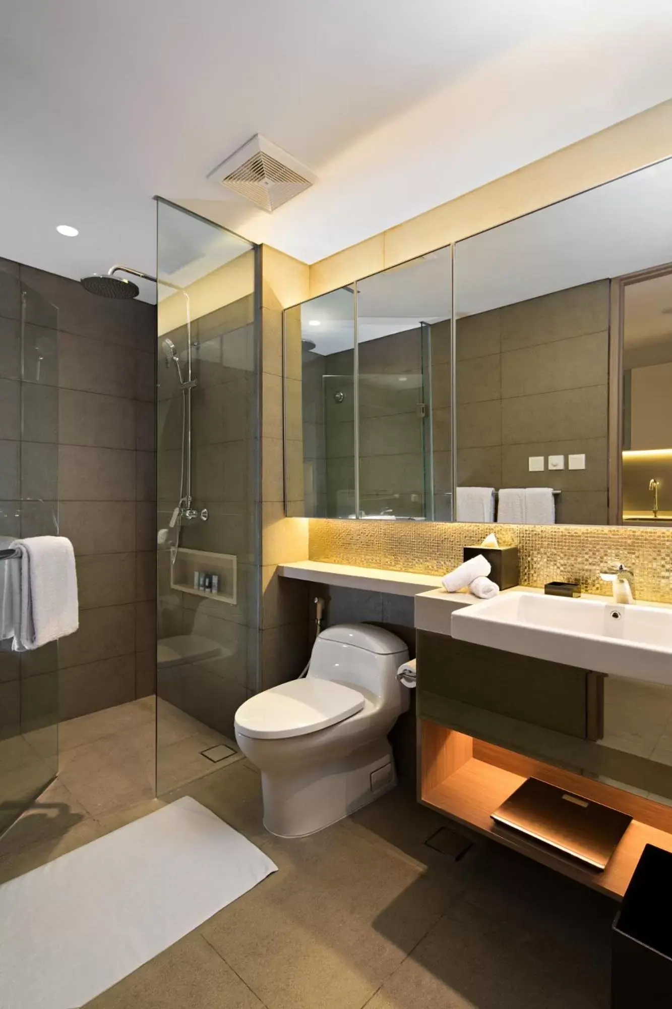 Shower, Bathroom in Oakwood Hotel & Residence Surabaya