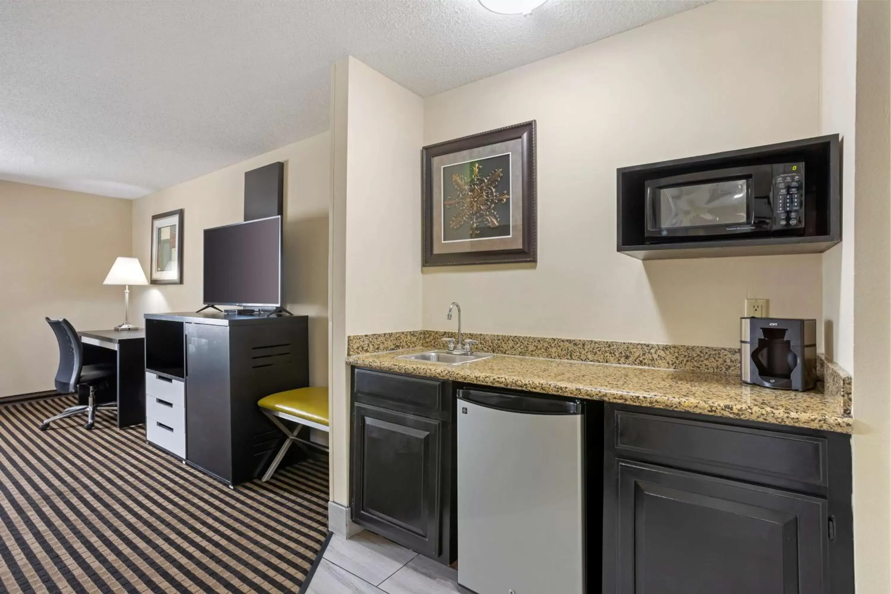 Bedroom, Kitchen/Kitchenette in Best Western Plus Searcy Inn