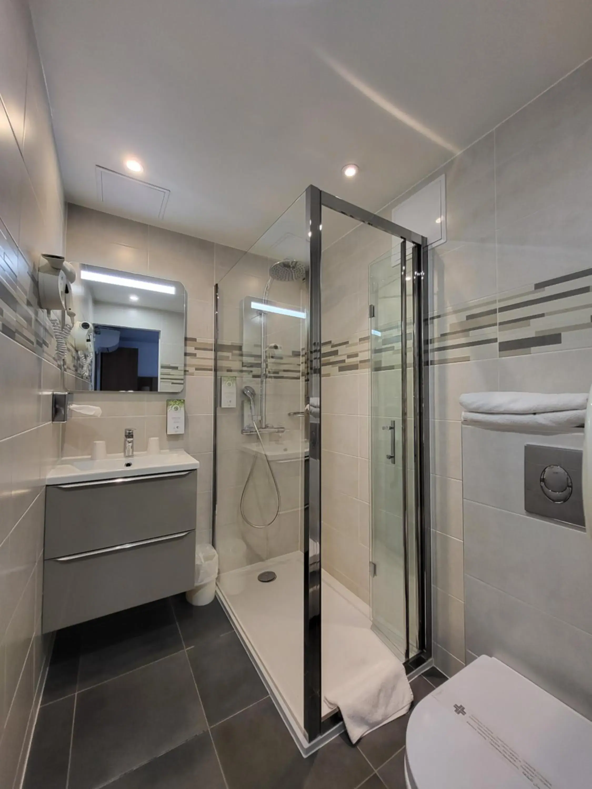 Shower, Bathroom in Kyriad Saint Quentin en Yvelines - Montigny