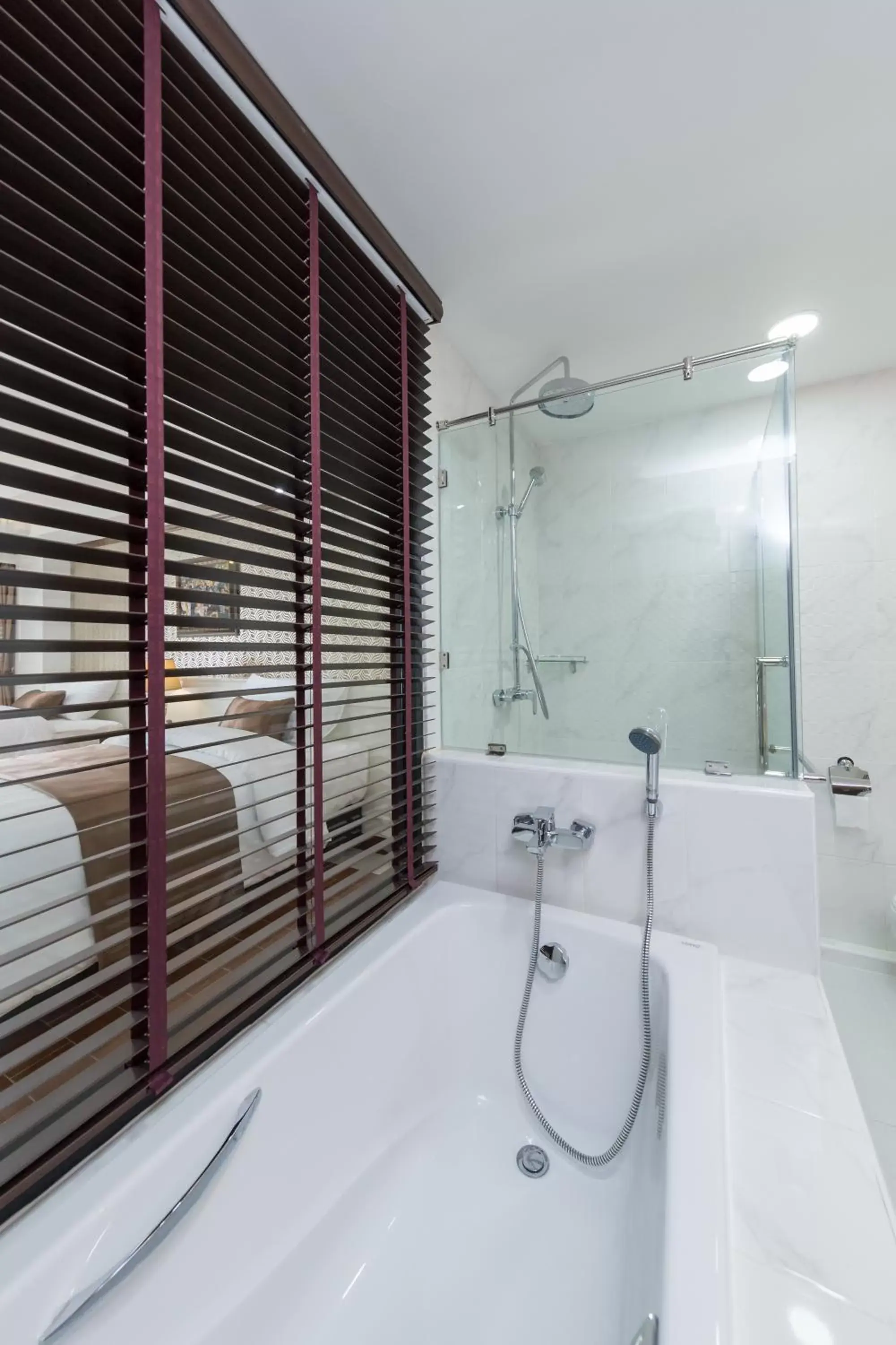 Shower, Bathroom in Hotel de Ladda