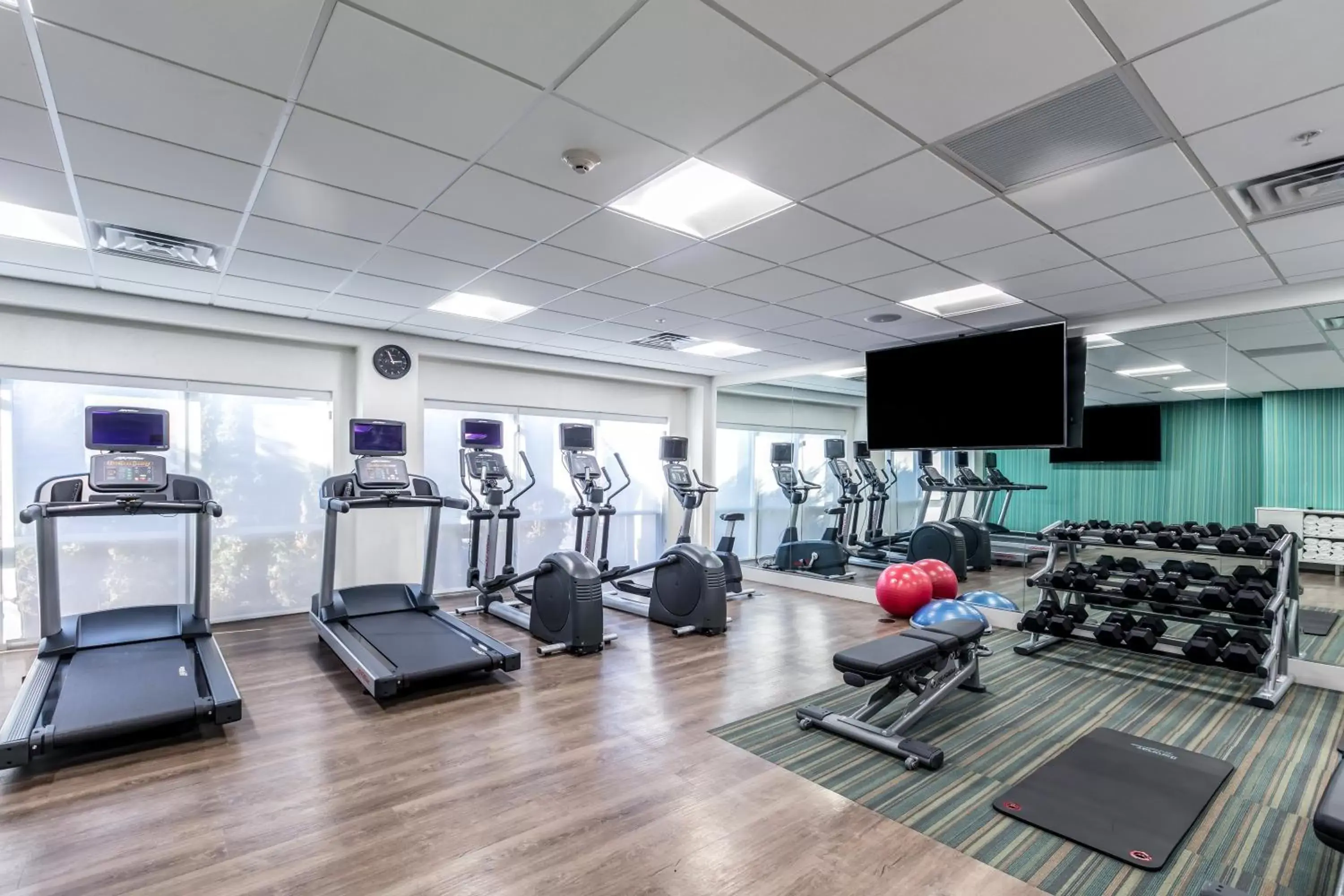 Spa and wellness centre/facilities, Fitness Center/Facilities in Holiday Inn Express & Suites Jersey City North - Hoboken, an IHG Hotel