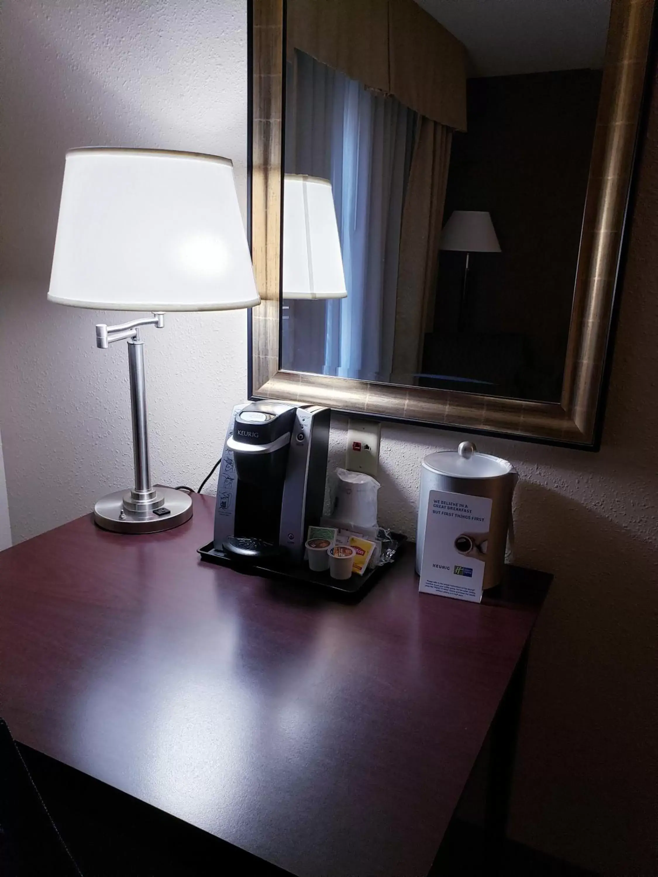 Coffee/tea facilities, TV/Entertainment Center in Holiday Inn Express Hotel & Suites Concordia US 81, an IHG Hotel