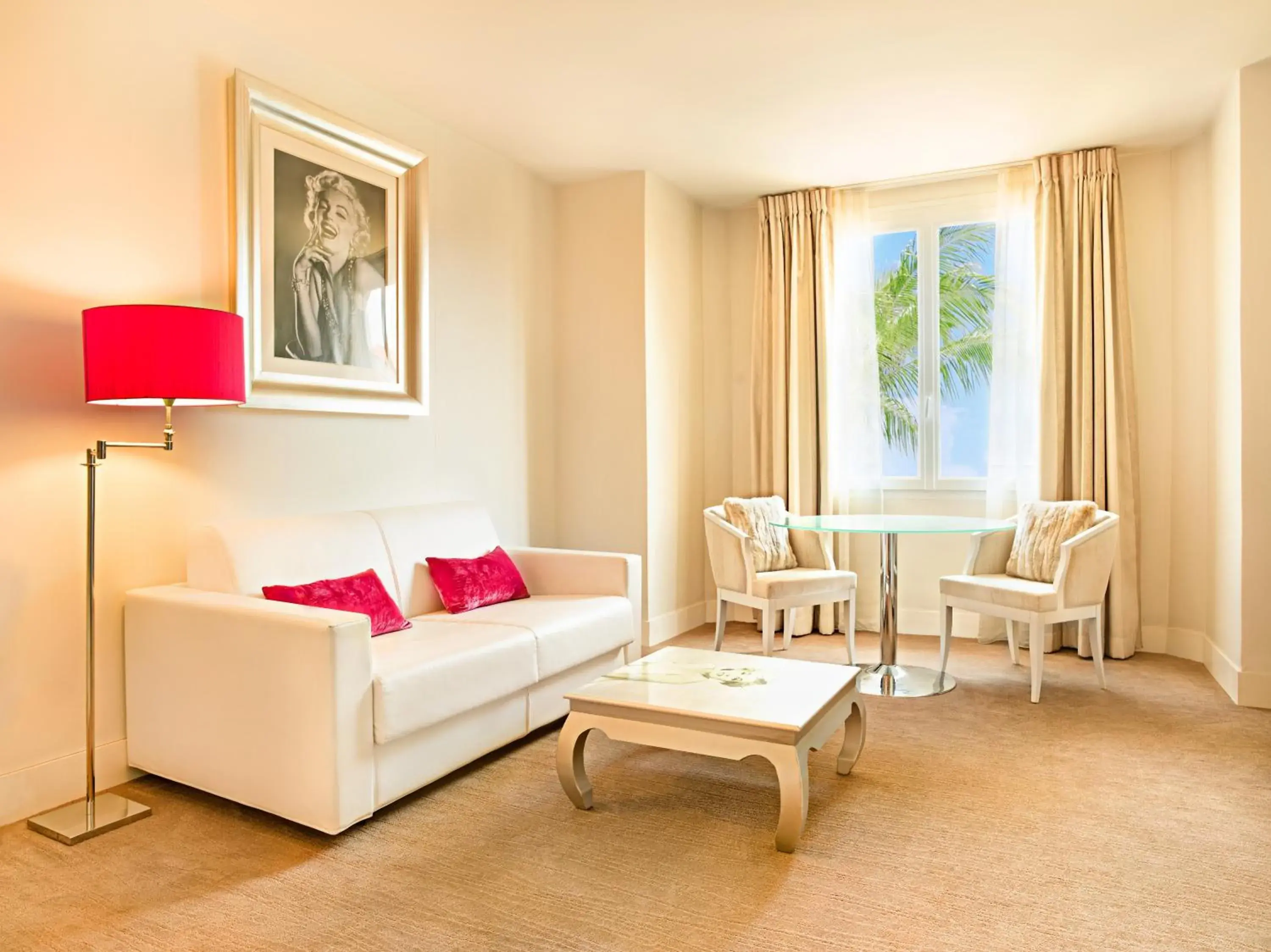 Living room in Hotel Renoir