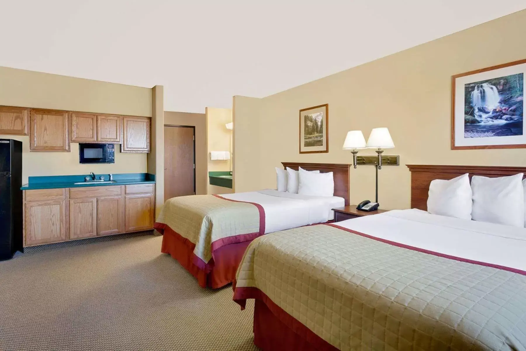 Bed in Pinedale Hotel & Suites