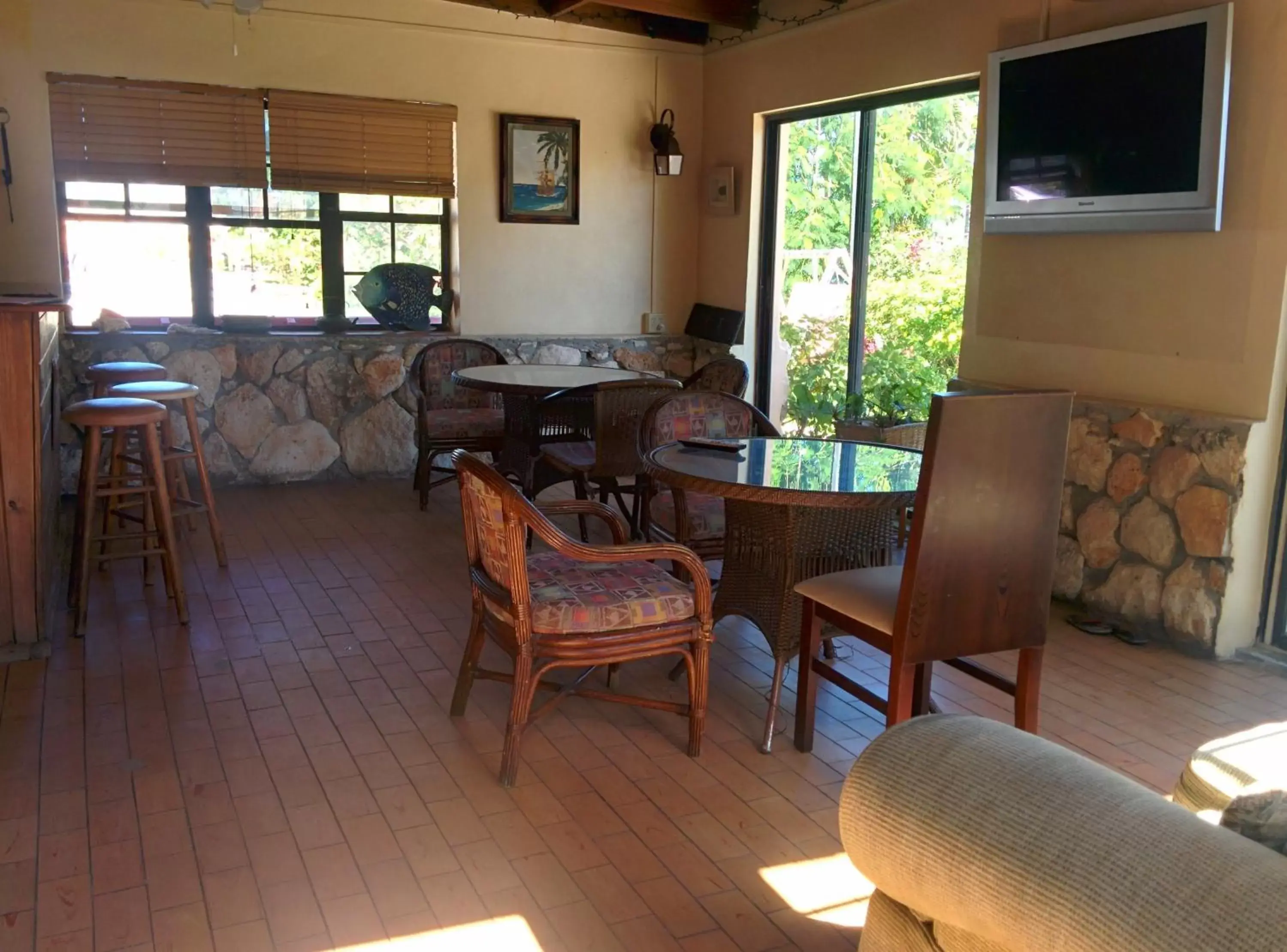 Communal lounge/ TV room, Restaurant/Places to Eat in Orange Hill Beach Inn