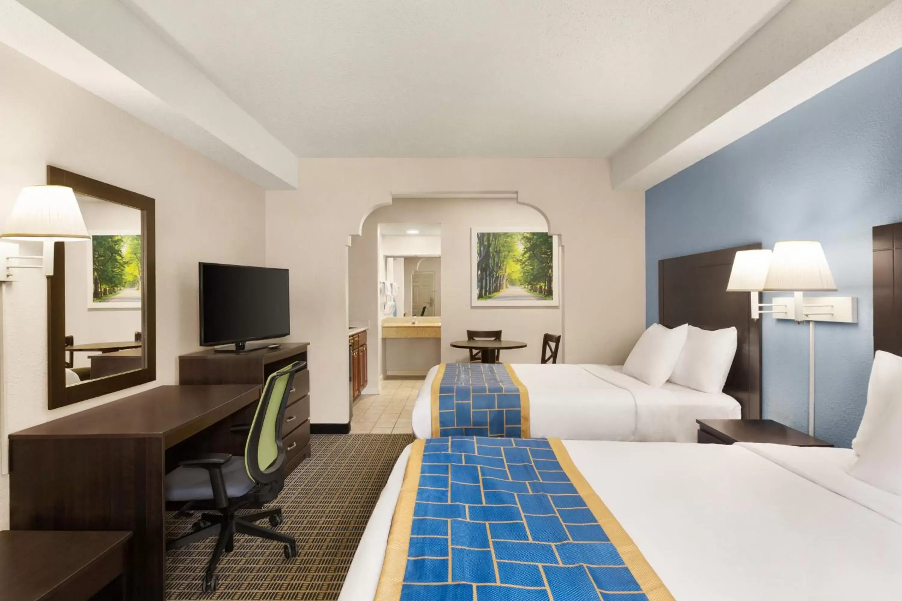 Days Inn & Suites by Wyndham Savannah Midtown