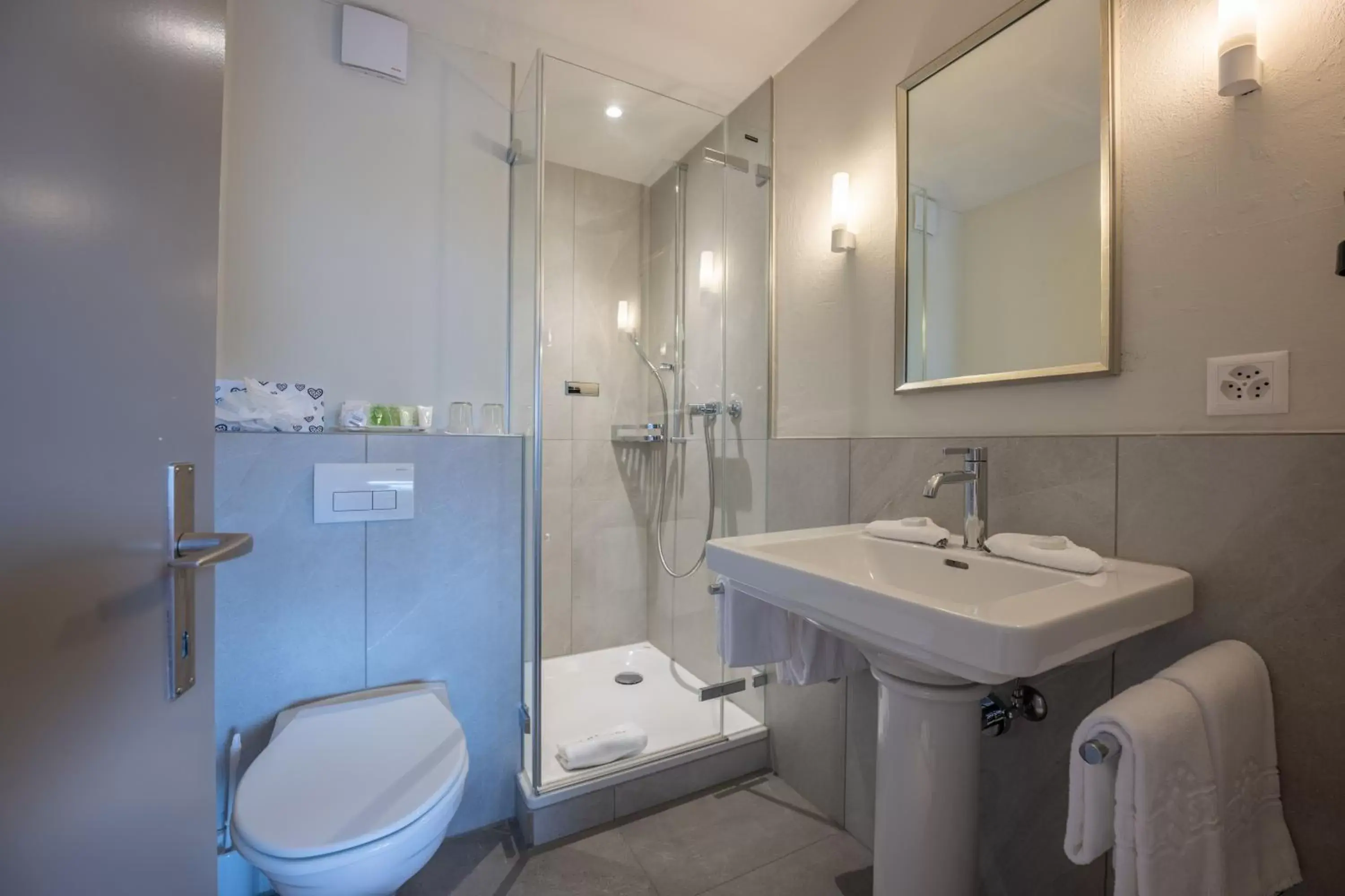 Shower, Bathroom in Hotel Spinne Grindelwald