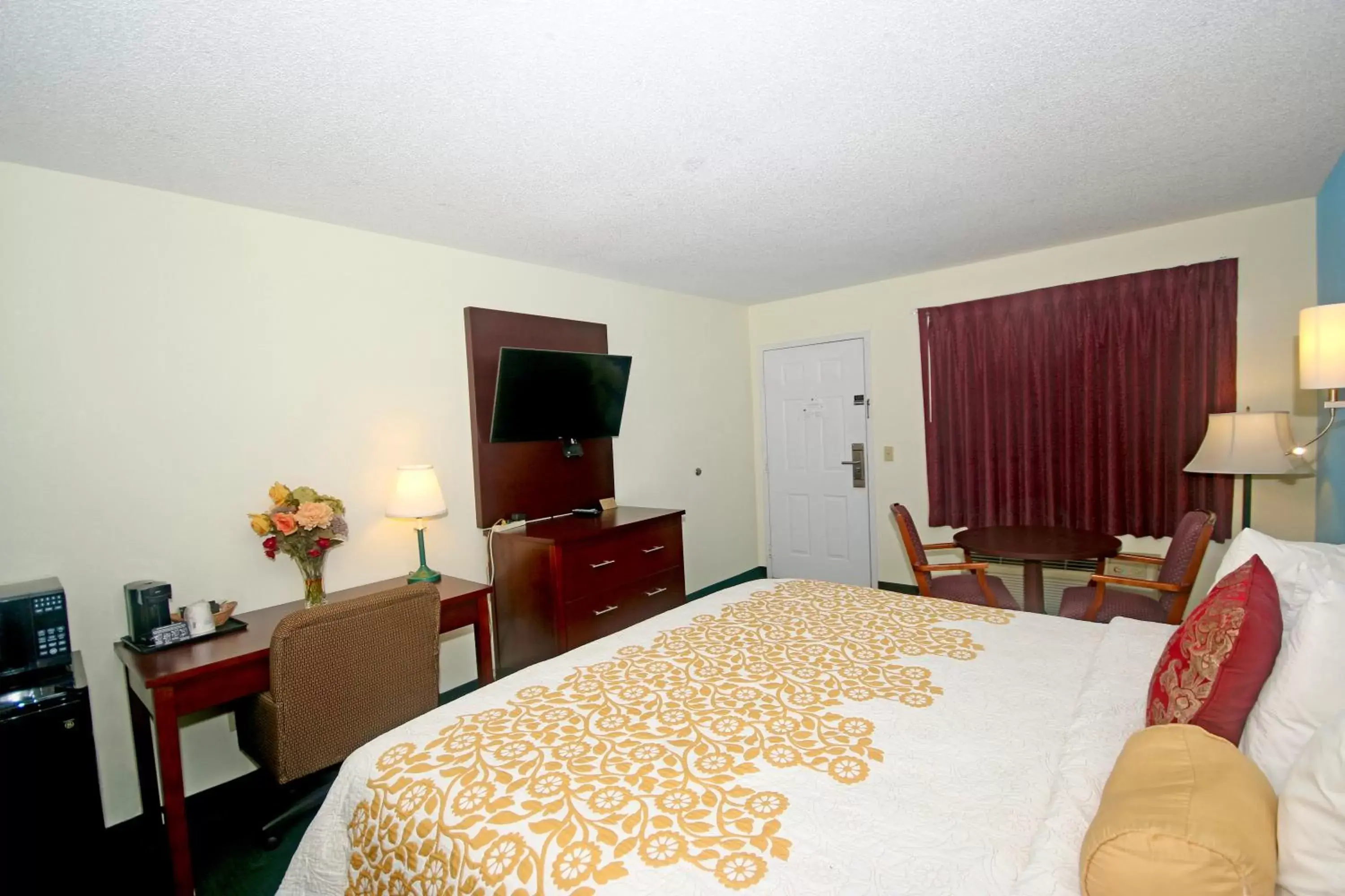 Coffee/tea facilities, Bed in Hamilton Inn Jonesville I-77 Coffee/tea facilities, Bed in Hamilton Inn Jonesville I-77