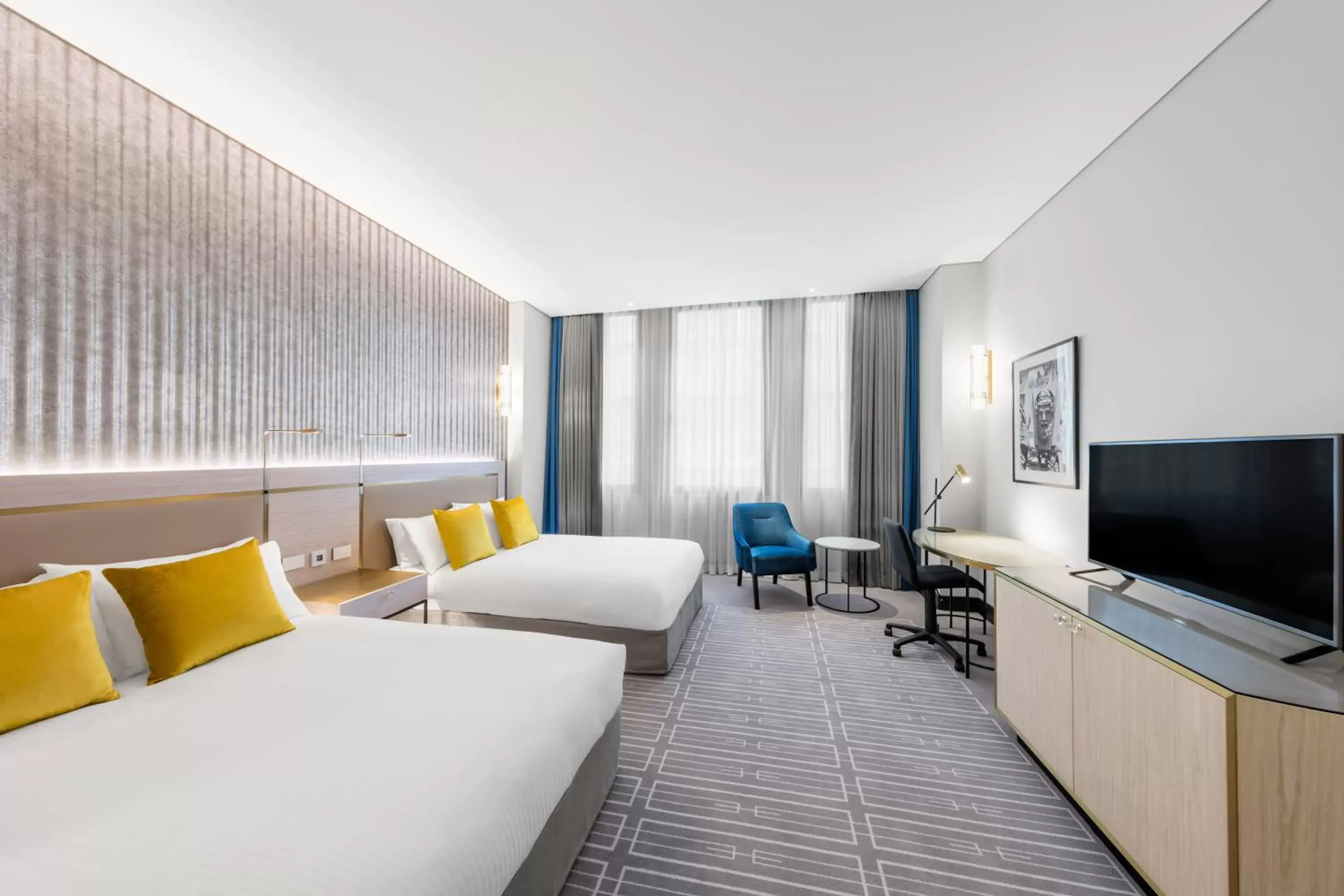 Bed, TV/Entertainment Center in Radisson Blu Plaza Hotel Sydney