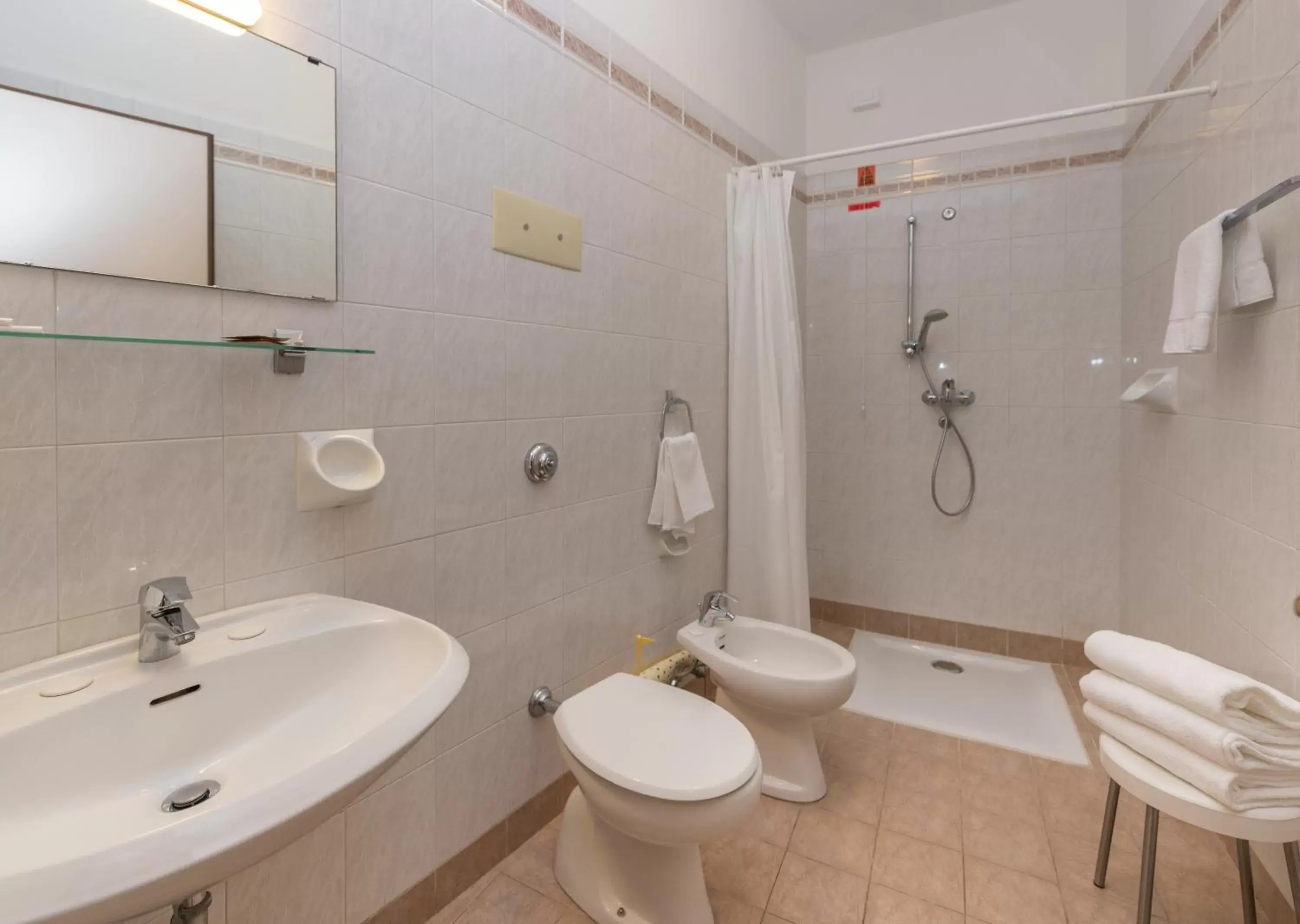 Shower, Bathroom in Hotel Casa Del Pellegrino